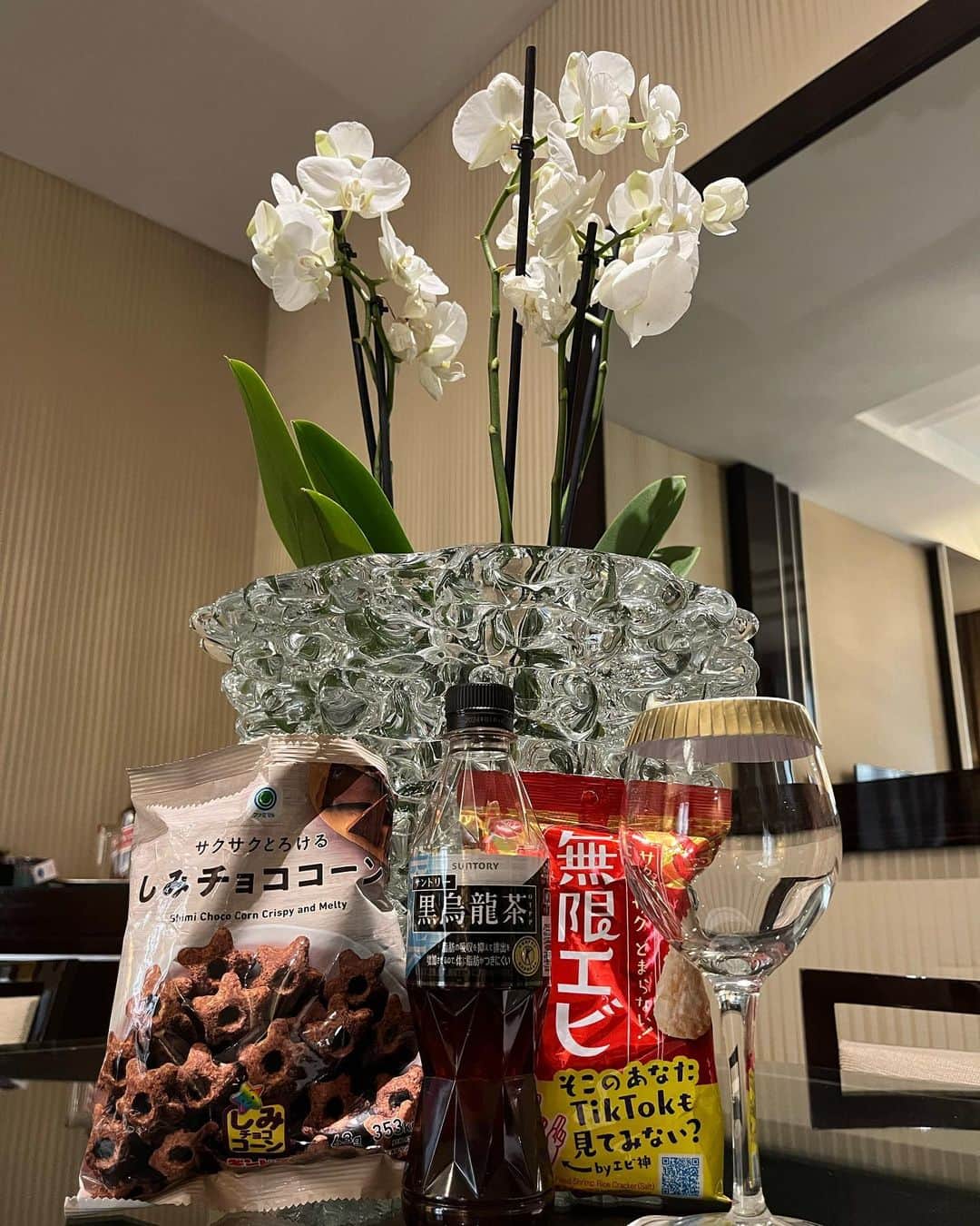藤原ヒロシのインスタグラム：「しみチョコ烏龍無限エビ」