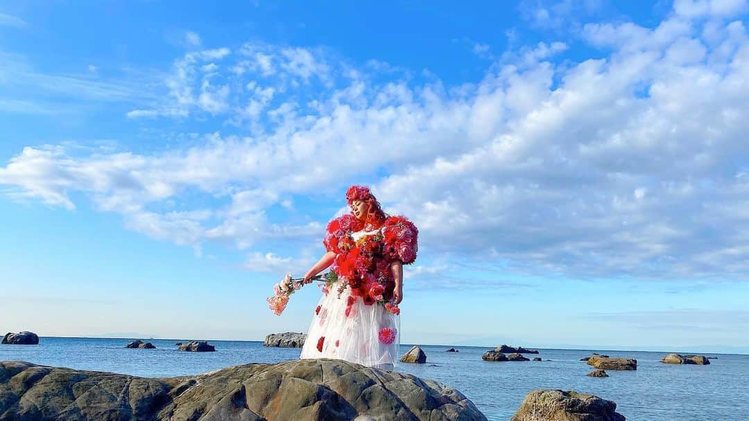のインスタグラム：「.  広い地球でたったひとりの尊い自分🌏 人と同じじゃなくたっていい。  むしろ人と違うところがあるからこそ人としての味が出るし私はなんかすき。  Love yourself and be happy ! Ai Momoka  #vogueopencasting #plussizemodel #bodypositive #beautybeyondsize #curvy」