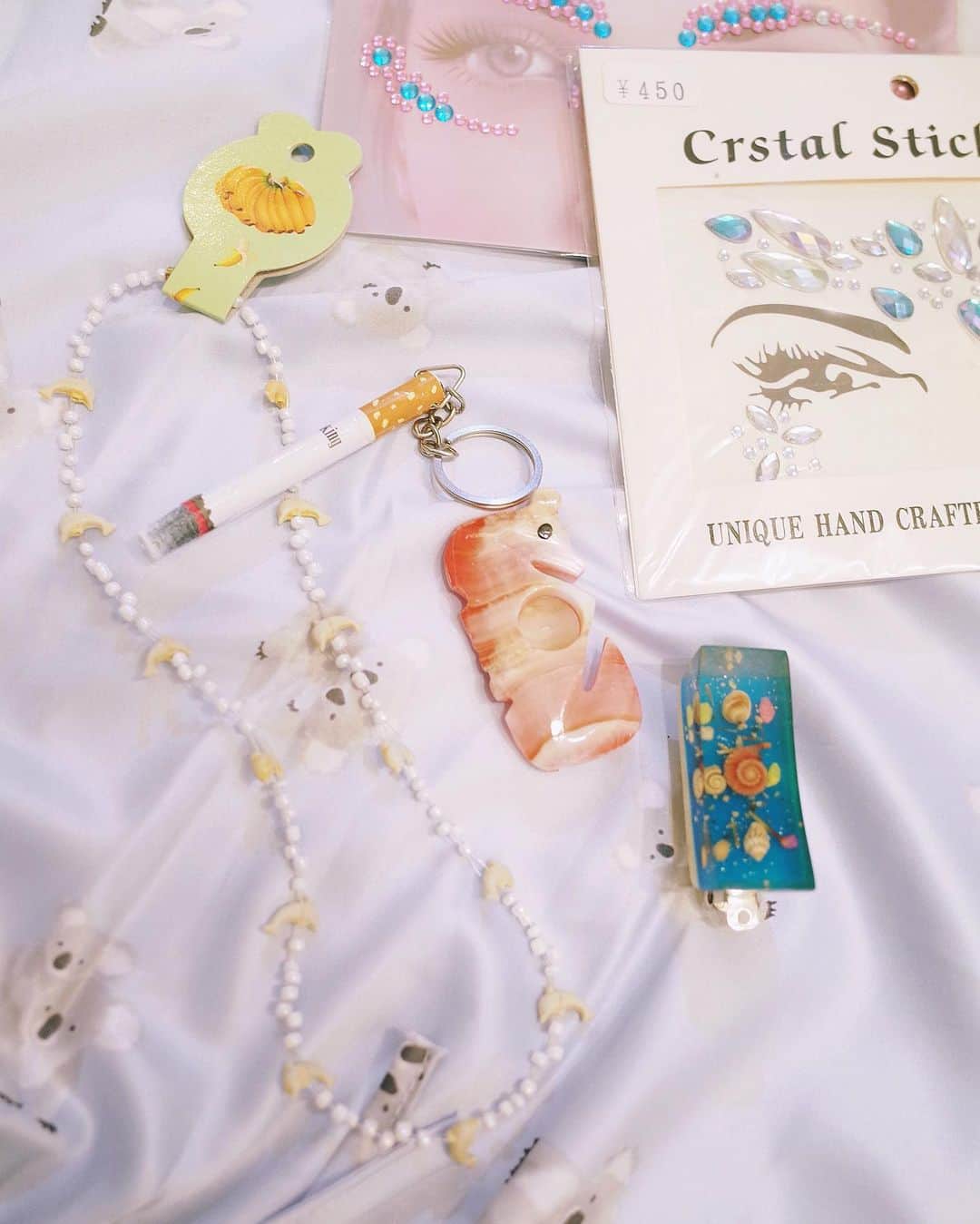 永原真夏のインスタグラム：「トロピカル…🐚💍🐠と唱えながら暫く生きていたら、かわいいものがたくさん集まったよ〜〜〜！  1枚目は大・シーサー博day1で雑貨未完成さまで購入したもの、2枚目は真鶴の貝類博物館で買った貝殻を、ハートのビーズとパールと編んで、ネックレスとブレスレットにしたものと、ターコイズ＆オパールコレクションの一部🐚💍🐠幸ですね」