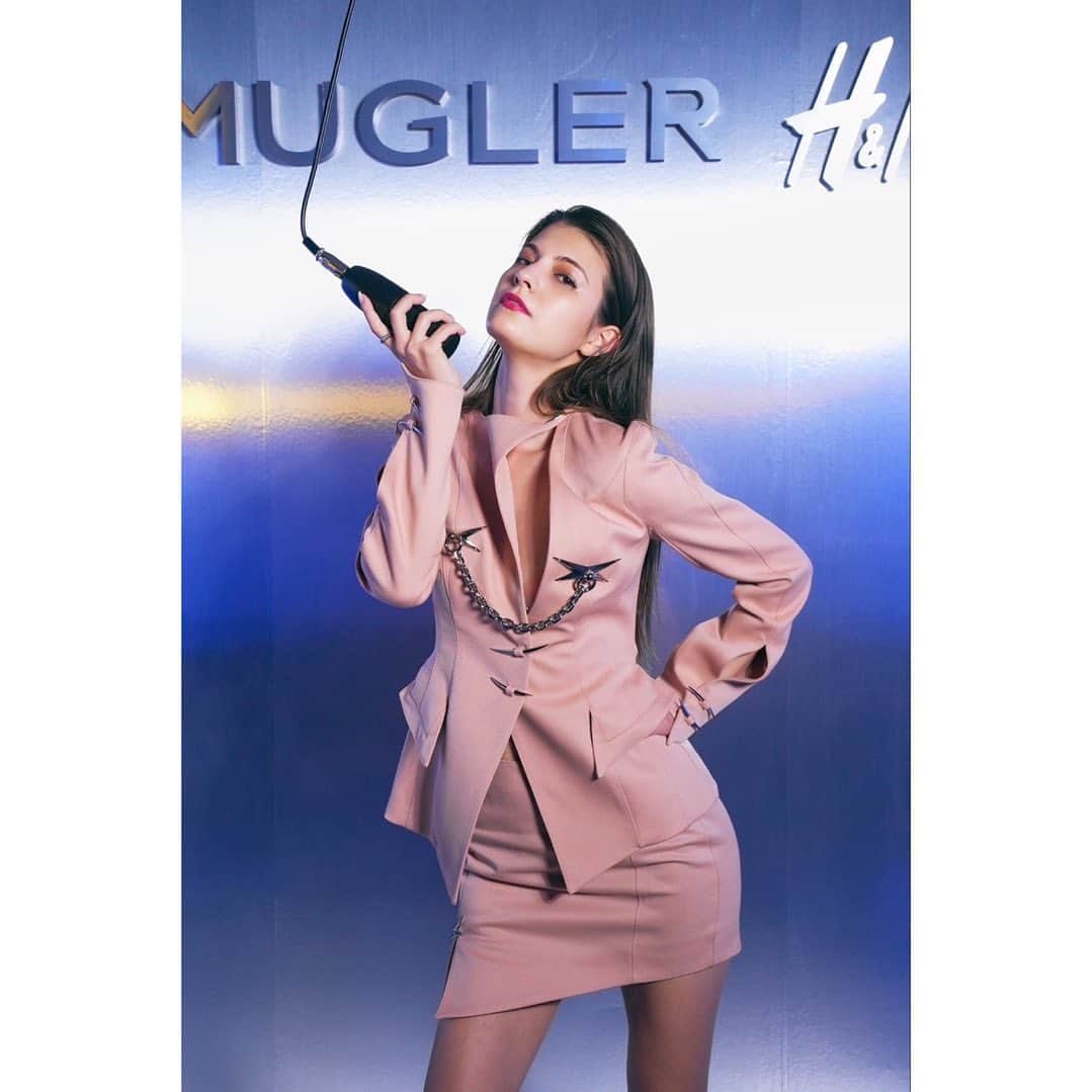 のインスタグラム：「@muglerofficial ✖️ @hm   明日発売です🔥🩷🔥🩷 最高にかっこいいウェアが揃ってる!」