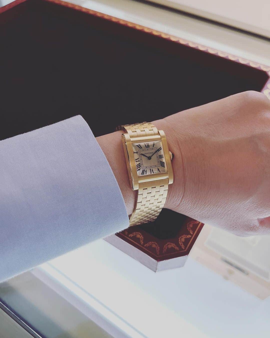 福田葉子のインスタグラム：「カルティエの新作時計をつけまくる…発表会の醍醐味かもしれません。 タンクノーマルのゴールドはしっとりと持ち重りする重厚さ。なんとプラチナ版も発売され、これまたしっとりずっしり。畏れ多くてお値段を聞けませんでした…。 タンクフランセーズは、本体とベルトがより一体化。手描きのデザイン画も美しく、これだけでアート作品のよう。 タンクアメリカンの美しいこと。サントスもかっこいい！メンズサイズもいいなぁ。 年を重ねるにつれ、いいなと思う時計が変化していくのもなかなかに面白い。若い頃好きだったもの、だんだん良さがわかってくるもの、急に惹かれるもの…。 王道にして最強、カルティエの時計は、小さな変化や進化さえニュースになり、全体の流れを変える影響力があります。 定番モデルはフェイスは大きめに、マットなゴールド使いでさりげなくカジュアルにつけられるように。ジュエリーウォッチはますます小さく繊細に。もはや時計というより時計付きジュエリー。二極化の進む時計のトレンドがよくわかる発表会でした。 #cartier #cartiertokyo #cartierwatchmaking #cartierwatch #watch #カルティエウォッチメイキング2023 #カルティエ　#カルティエ時計 #タンクノーマル　#タンクフランセーズ　#タンクアメリカン　#サントス　#時計　#発表会」
