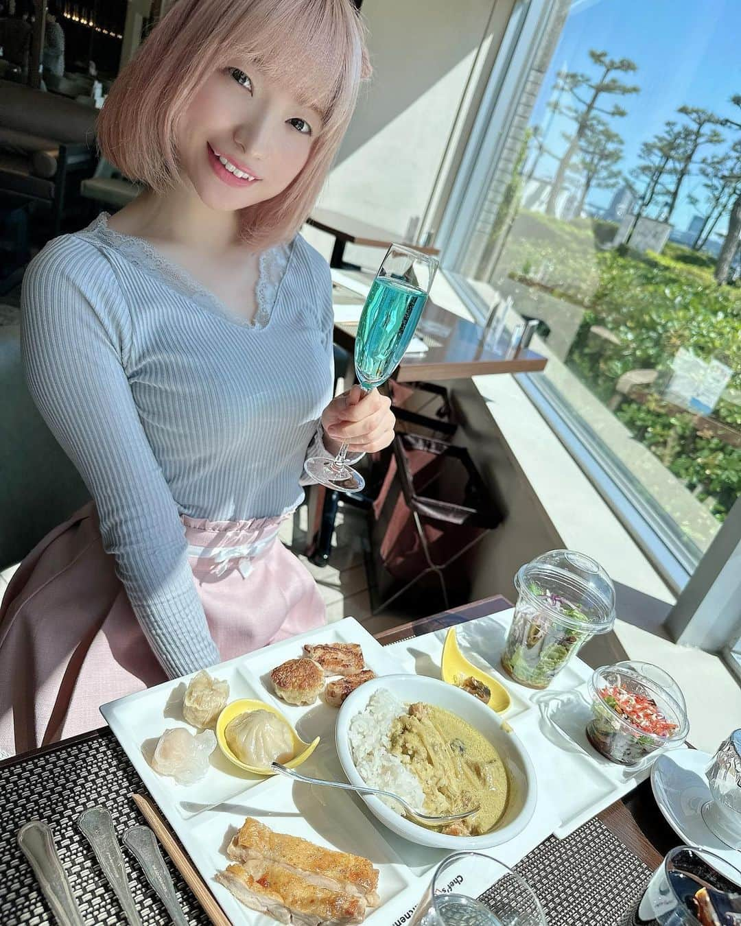 宮崎寿々佳さんのインスタグラム写真 - (宮崎寿々佳Instagram)「日本🇯🇵に帰ってきても台湾🇹🇼料理を求めて、4/26〜はじまった#シェフズライブキッチン の超台湾祭のランチブッフェ🥓  めちゃくちゃ美味しかった😳現地でも食べた  豆花や小籠包、マンゴーも日本人好みの味にされてて凄く美味しかったし  はじめて食べた【台湾あんみつ】がおいしかった💕  日本が一番好きだけど台湾🇹🇼も好きー😍😍  #インターコンチネンタル東京ベイ #エバー航空 #超台湾祭 #超台湾祭のビュッフェに行ってきました #台湾グルメ #映えスイーツ  #インターコンチネンタル高雄 #映えシャンパン #ブルーシャンパン #intercontinental #ランチビュッフェ #映えホテル #景色綺麗」5月10日 18時44分 - suzuka0905