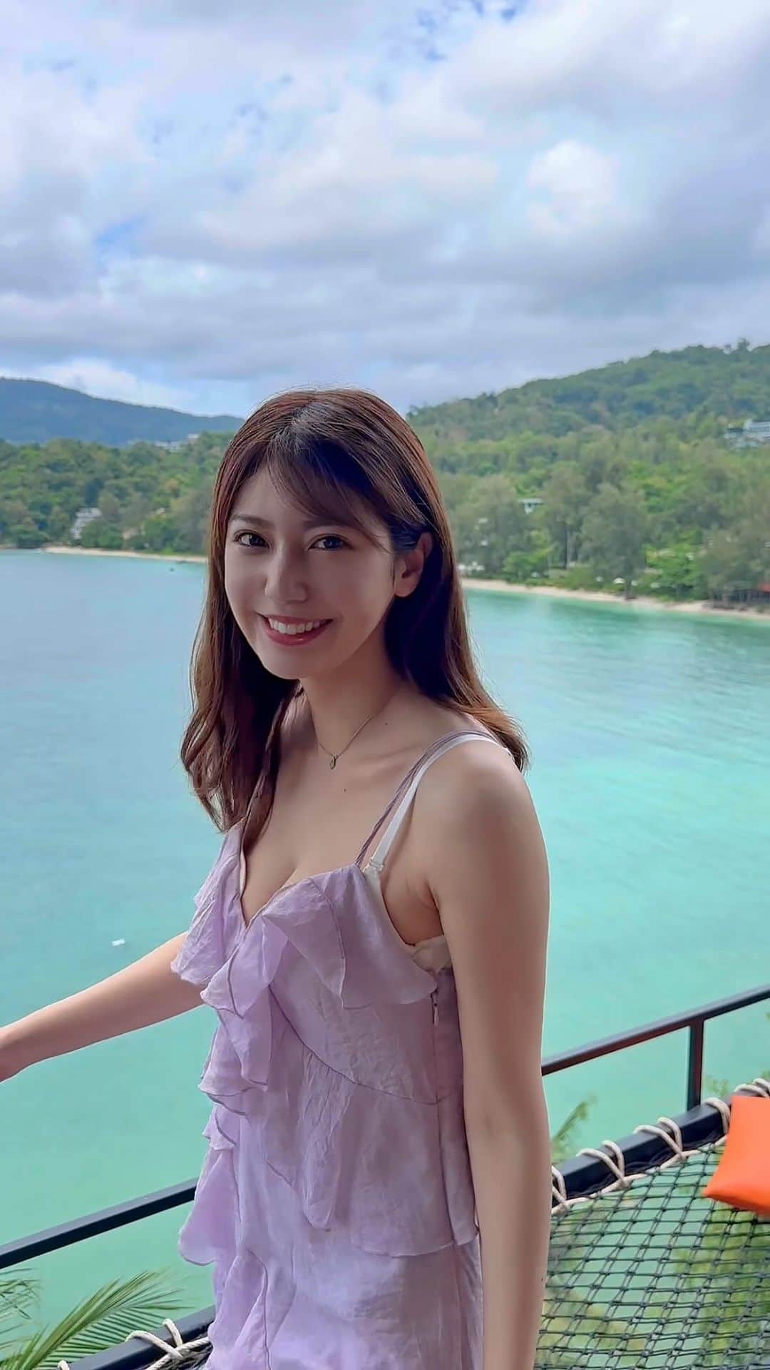 のインスタグラム：「景色がきれい〜👙🐠  だけど、こわい🥹 この後、転びました。あぶないあぶない。笑  プーケットのThe cozy cafeです☕️🧡  #ภูเก็ต #ญี่ปุ่น #ญี่ปุ่นมือสอง  #プーケット　#海の見えるカフェ」