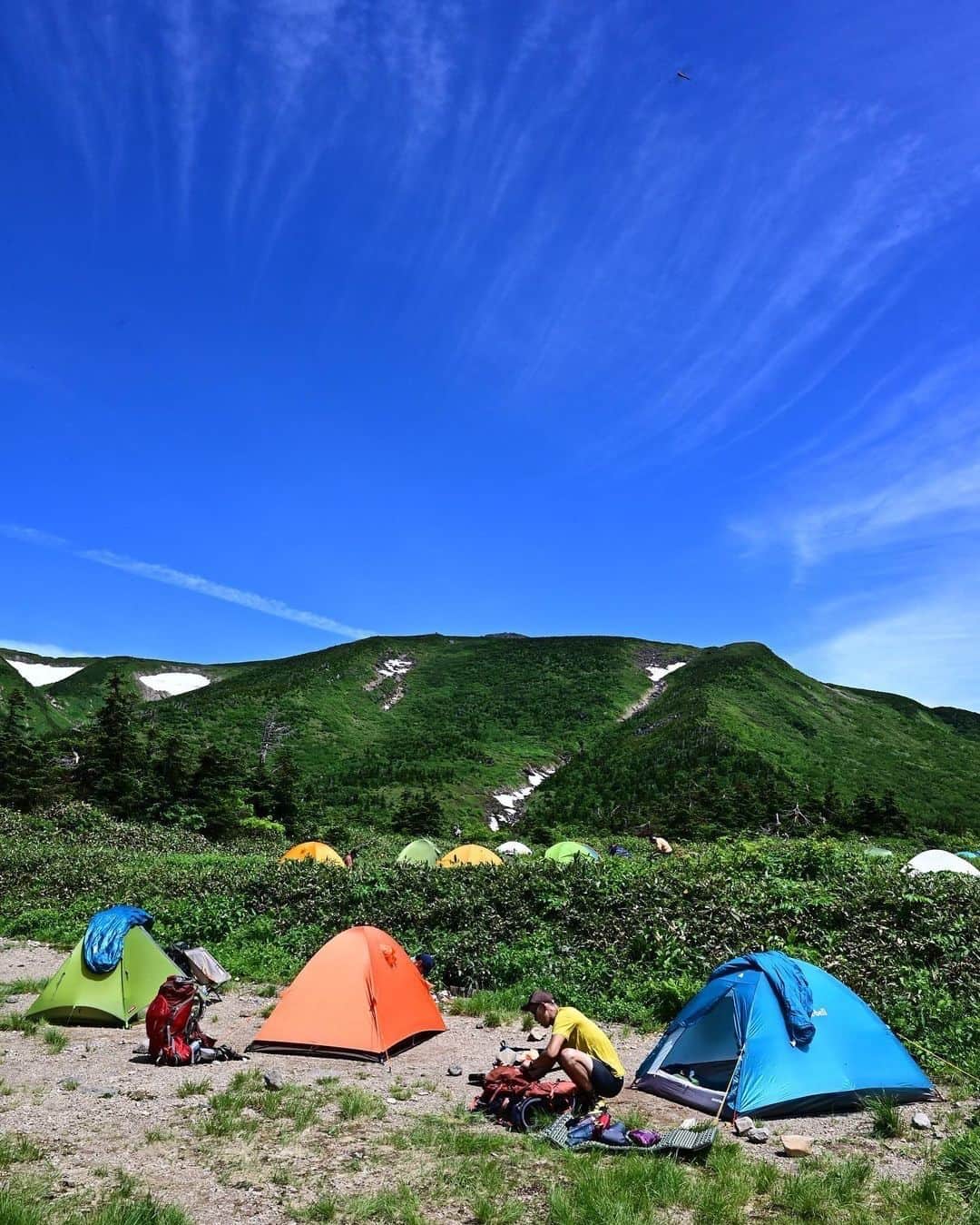 登山*トレッキング*アウトドア『.HYAKKEI』さんのインスタグラム写真 - (登山*トレッキング*アウトドア『.HYAKKEI』Instagram)「いつか行ってみたい！と思っているテント場はありますか？ 今回は様々なタイプの山のテント場をご紹介いたします。 ①⑤⑥は登山口からアクセスしやすい＆比較的歩きやすいので、テント泊デビューにもおすすめです😊 山の早朝の空気を感じに行きませんか～✨✨ 詳細は下記の通りです。 おすすめのテント場がありましたら、コメントいただけると嬉しいです😌  ①北岳：白根御池小屋 要予約／1,000円／水場あり  ②蝶ヶ岳：蝶ヶ岳ヒュッテ　テント場 予約不要／2,000円／水の販売あり  ③黒部五郎岳：黒部五郎小舎　テント場 特定日要予約、その他不要／2,000円／水場あり  ④笠ヶ岳：笠ヶ岳山荘　テント場 予約不要／2,000円／水場あり  ⑤白山：南竜ヶ馬場野営場 予約不要／800円／水場あり  ⑥至仏山・燧ケ岳：見晴キャンプ場 予約不要／1,000円／水場あり  Special　Thanks！ @camper_climbing_outdoor さん @thebeetleface さん @yama___fum さん @yukito_sora  さん @14mics  さん @bboy_y.o.c さん   #hyakkeime #登山 #テント泊 #テント泊登山」5月10日 18時48分 - hyakkei_me