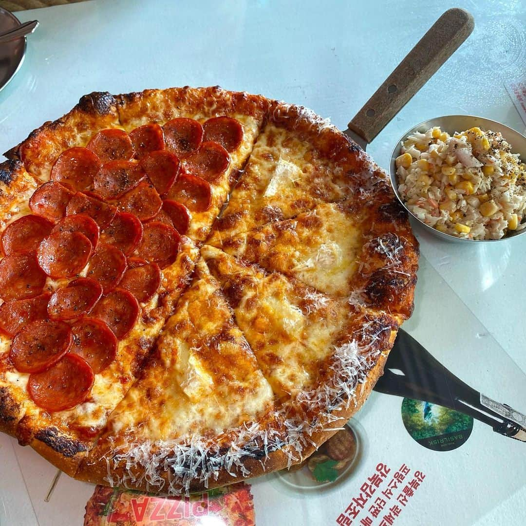 ガヨン のインスタグラム：「언니,오빠랑은 피자만 먹어도 재밌당😋 근데 여기 피자 진짜 맛있넹 피자는 내 취향으로 페퍼로니,치즈 반반🍕  @anestofvipers #인플카 #아노브이태원점 #피자맛집 #인생피자 #인플카_캐시백지급」