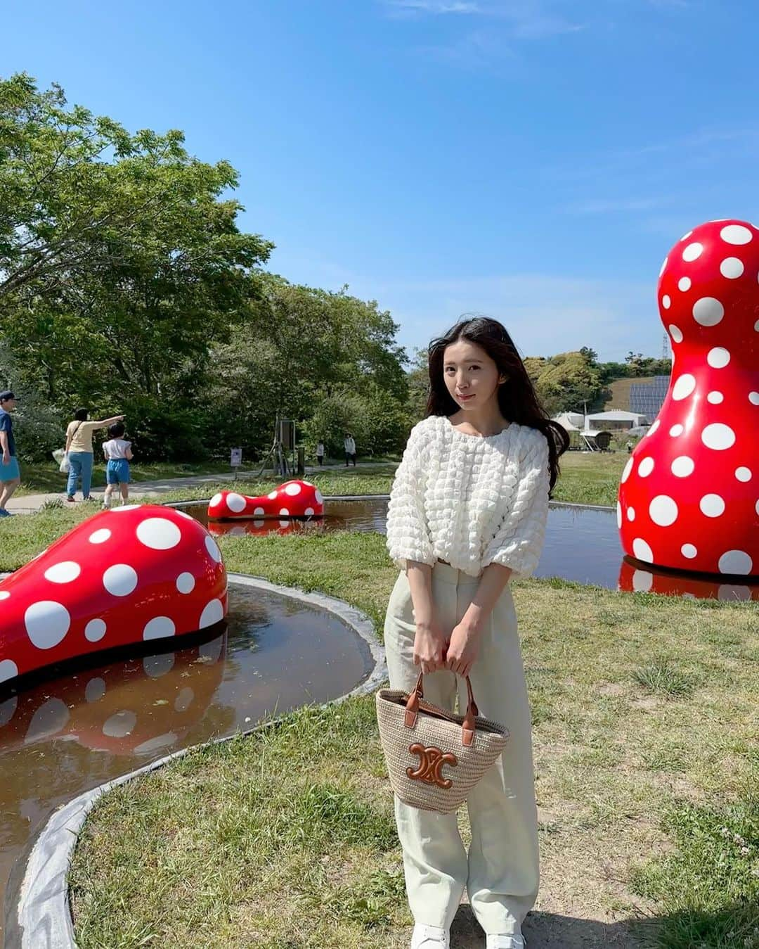 めいさんのインスタグラム写真 - (めいInstagram)「— 甘いは色んな種類がある 砂糖を食べる ケーキを食べる あとあなたのことを98回思ってるよ🤍 ・ ・ ・　 ・ ・ ・  —  #museum#日本#アート#寫真#portrait#사진#tokyo#撮影モデル#커피#ポートレート#japanesegirl#beauty#japan#travel#movie#섹시#photo#写真#フォロー#撮影#model#写真集#カメラ好きな人と繋がりたい#写真部#follow#portraitsedition  甜有100種方式 吃糖 吃蛋糕 和想你98次🤍」5月10日 18時51分 - meitienlin1125