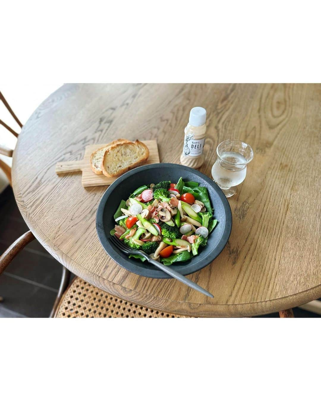 高山直子さんのインスタグラム写真 - (高山直子Instagram)「ごちそうサラダ🥗 しっかり野菜を食べたい！って日は、ありものをパパッと炒めたり和えたりして山盛りサラダに。 最近やみつきなのは、キユーピーさんにご紹介いただいた“ DELI 味わうたまねぎドレッシング” @kewpie_official 手作り感のある、トロッとした食べ応えのあるドレッシングでどんな野菜やきのこ類にも合うのでとにかくかけるだけ✨ 数分で一気にごちそう感。冷蔵庫もピカピカ😋  #DELI #キユーピー#ドレッシング #サラダ好き#サラダのある生活 #PR」5月10日 18時53分 - nao_70koro