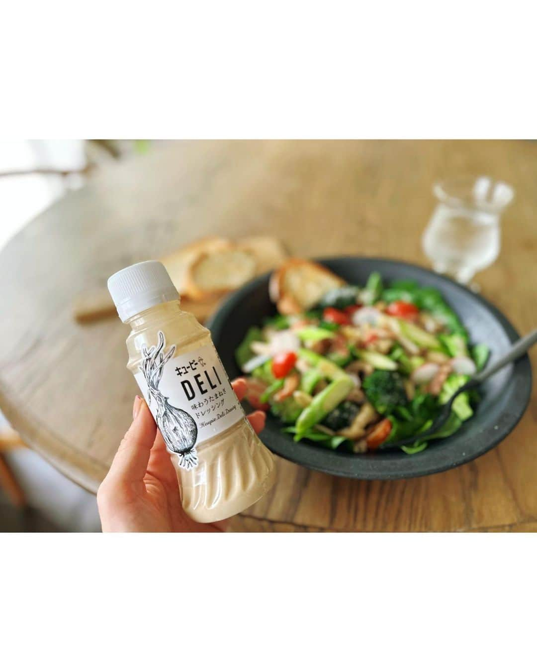 高山直子さんのインスタグラム写真 - (高山直子Instagram)「ごちそうサラダ🥗 しっかり野菜を食べたい！って日は、ありものをパパッと炒めたり和えたりして山盛りサラダに。 最近やみつきなのは、キユーピーさんにご紹介いただいた“ DELI 味わうたまねぎドレッシング” @kewpie_official 手作り感のある、トロッとした食べ応えのあるドレッシングでどんな野菜やきのこ類にも合うのでとにかくかけるだけ✨ 数分で一気にごちそう感。冷蔵庫もピカピカ😋  #DELI #キユーピー#ドレッシング #サラダ好き#サラダのある生活 #PR」5月10日 18時53分 - nao_70koro