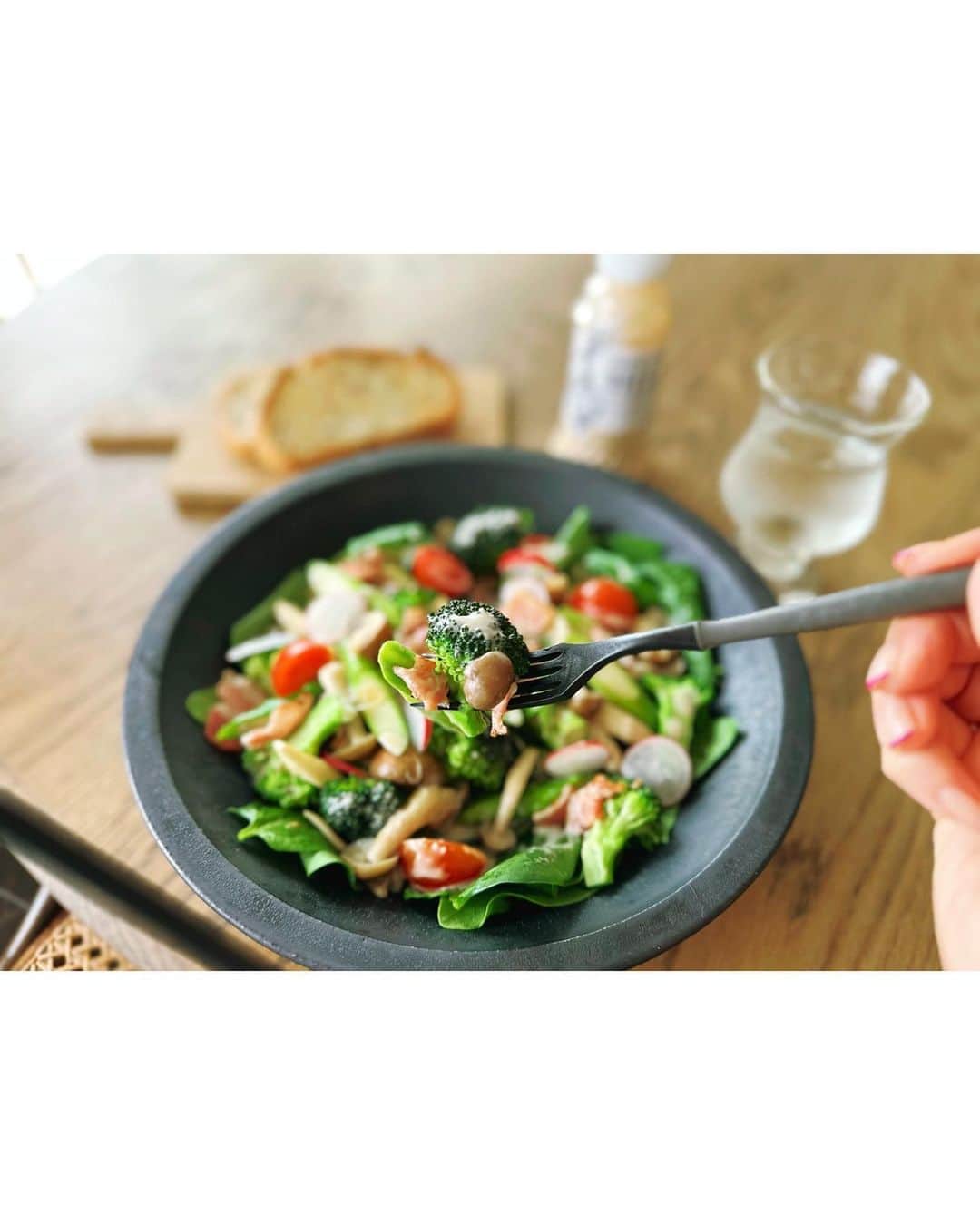 高山直子さんのインスタグラム写真 - (高山直子Instagram)「ごちそうサラダ🥗 しっかり野菜を食べたい！って日は、ありものをパパッと炒めたり和えたりして山盛りサラダに。 最近やみつきなのは、キユーピーさんにご紹介いただいた“ DELI 味わうたまねぎドレッシング” @kewpie_official 手作り感のある、トロッとした食べ応えのあるドレッシングでどんな野菜やきのこ類にも合うのでとにかくかけるだけ✨ 数分で一気にごちそう感。冷蔵庫もピカピカ😋  #DELI #キユーピー#ドレッシング #サラダ好き#サラダのある生活 #PR」5月10日 18時53分 - nao_70koro