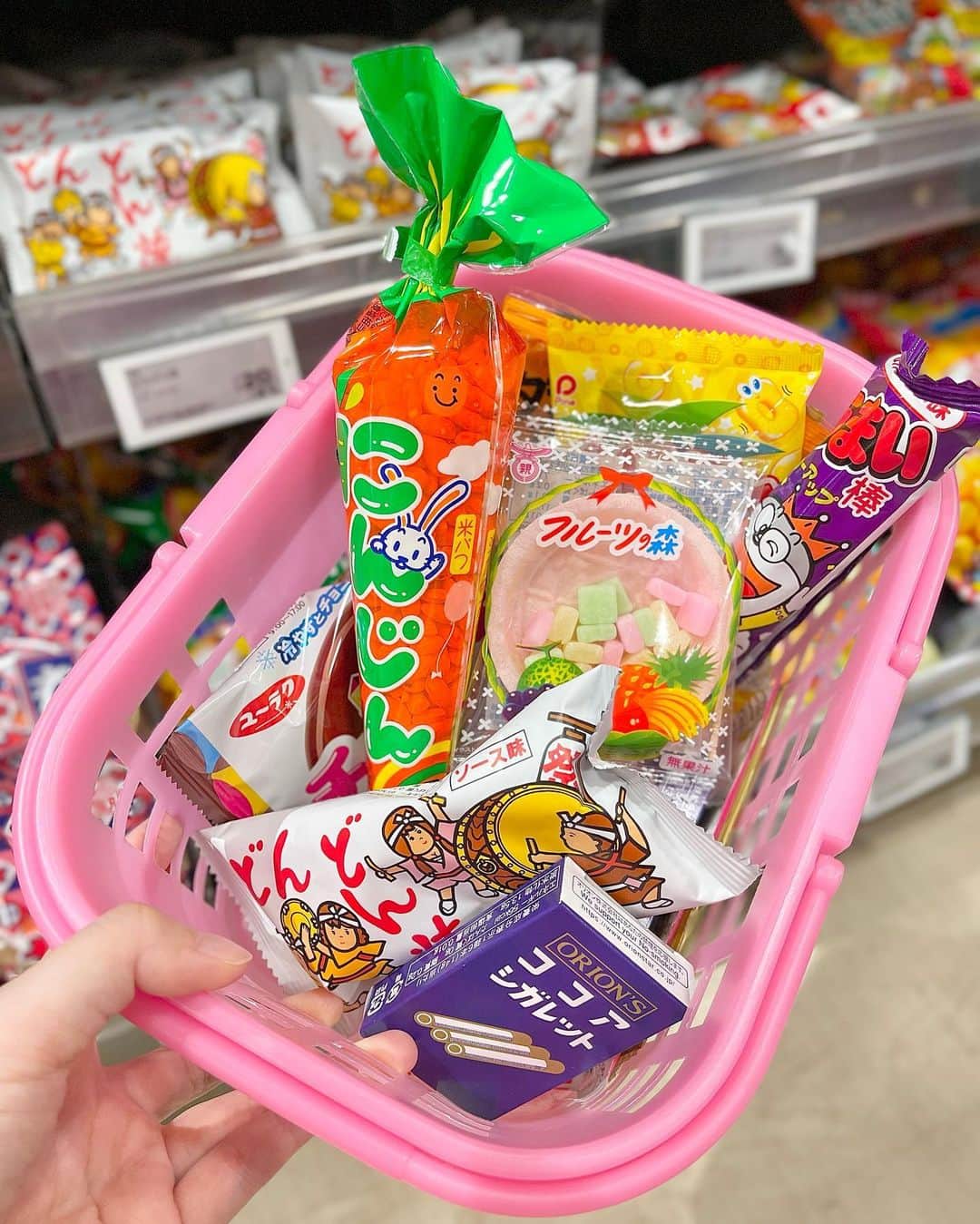 瀬戸早妃さんのインスタグラム写真 - (瀬戸早妃Instagram)「勉強の気分転換に、駄菓子を買いにいきました︎💕︎︎🥰 どれもこれも懐かしい〜🫶  みんなは何が好きでしたか？🍬🍭  私は、酢だこさん太郎と蒲焼さん太郎 が好きでした。しぶいっっ😑笑  #駄菓子」5月10日 18時55分 - plievesaki