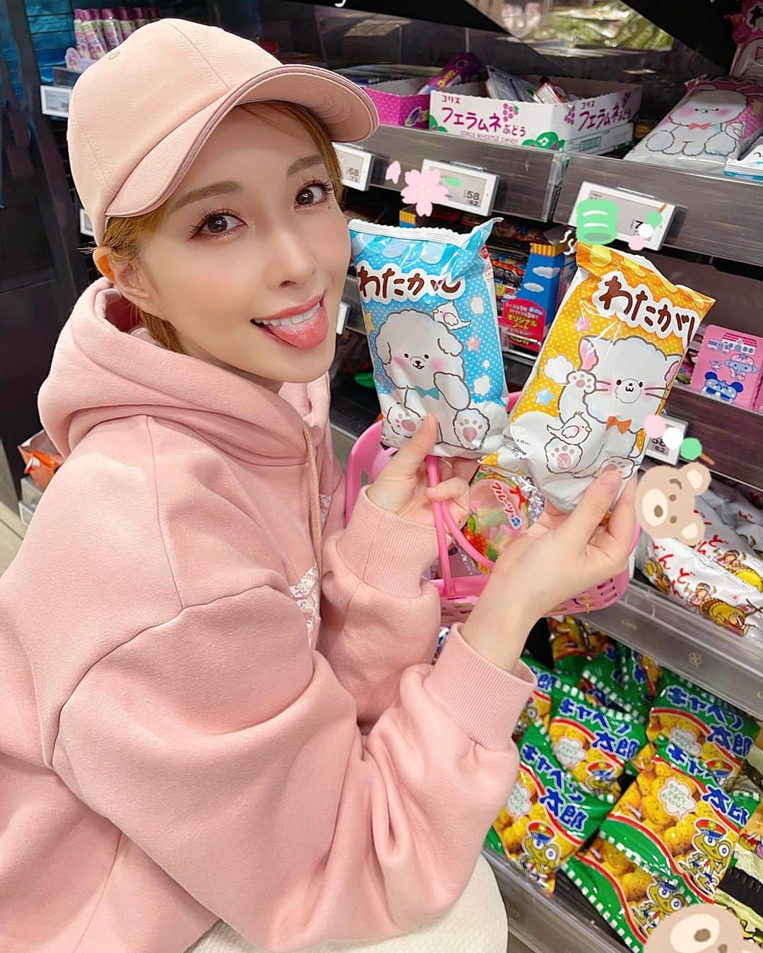 瀬戸早妃のインスタグラム：「勉強の気分転換に、駄菓子を買いにいきました︎💕︎︎🥰 どれもこれも懐かしい〜🫶  みんなは何が好きでしたか？🍬🍭  私は、酢だこさん太郎と蒲焼さん太郎 が好きでした。しぶいっっ😑笑  #駄菓子」