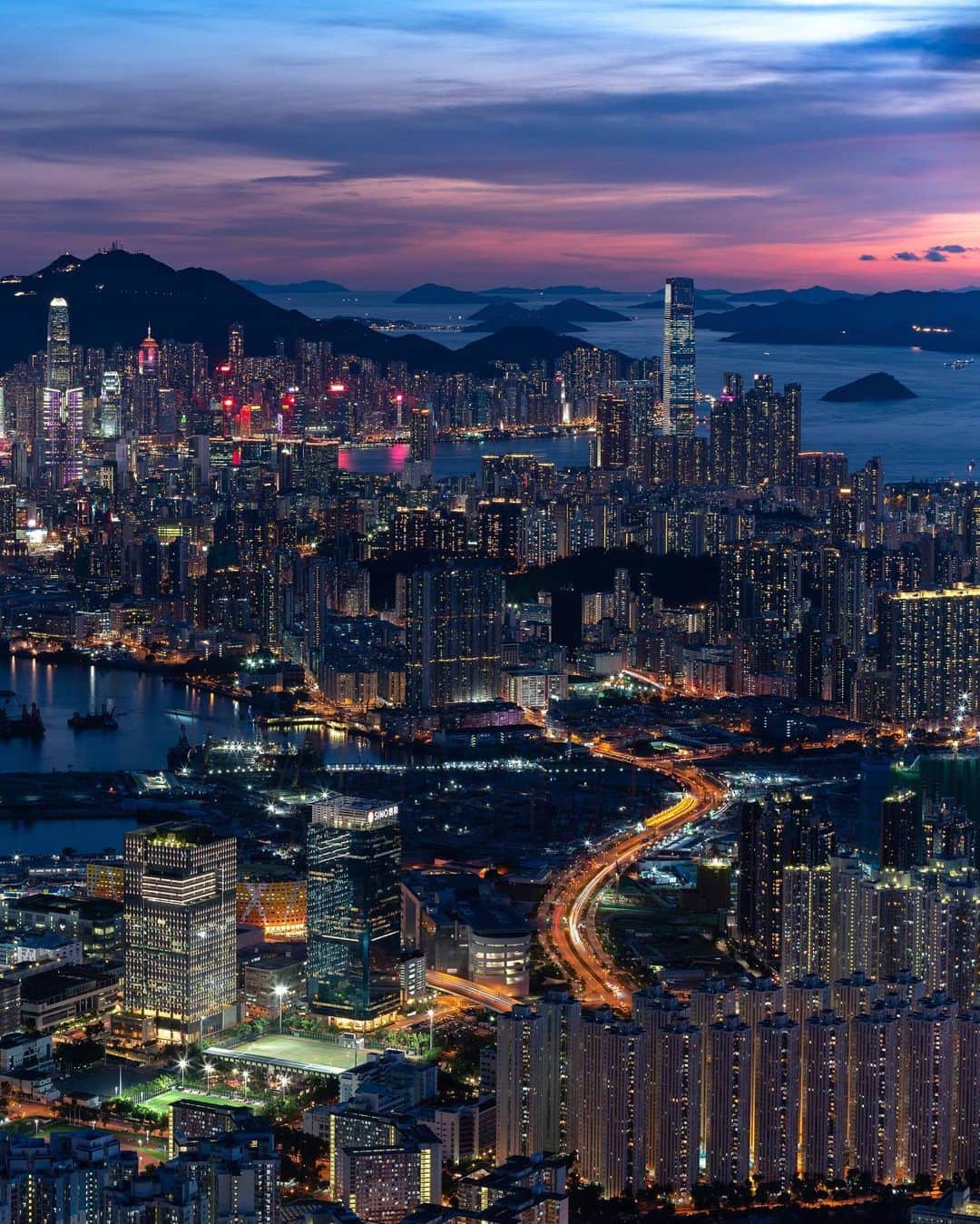 Discover Hong Kongのインスタグラム：「Hong Kong is a stunningly unique city that is worth to be explored from all angles. When the night falls, the futuristic skyline comes alive, competing for your attention with captivating skyscrapers🌃! Ready to experience Hong Kong’s vibrant nightlife and capture the stunning views of the city at night? Let the adventure begin!✨   香港嘅夜景享負盛名，無論係維港靚景，定九龍區嘅萬家燈火🌃，都一樣咁吸引！以下嘅靚相，你又認唔認到喺邊？✨  #DiscoverHongKong #HelloHongKong  🌃✨🌃✨🌃✨🌃✨🌃✨🌃✨🌃✨🌃✨🌃✨ Hong Kong welcomes you✈️! Now travellers can get ‘Hong Kong Goodies’ 🛍️vouchers including one FREE welcome drink🍸 in the hottest bars! Check out the details here: bit.ly/HelloHKgoodiesEN. Hope to see you all soon! 香港歡迎你✈️！而家遊客仲可以享用「香港有禮🛍️」消費優惠券，去得獎酒吧免費飲返杯🍸🍹！詳情請留意 bit.ly/HelloHKgoodiesTC」