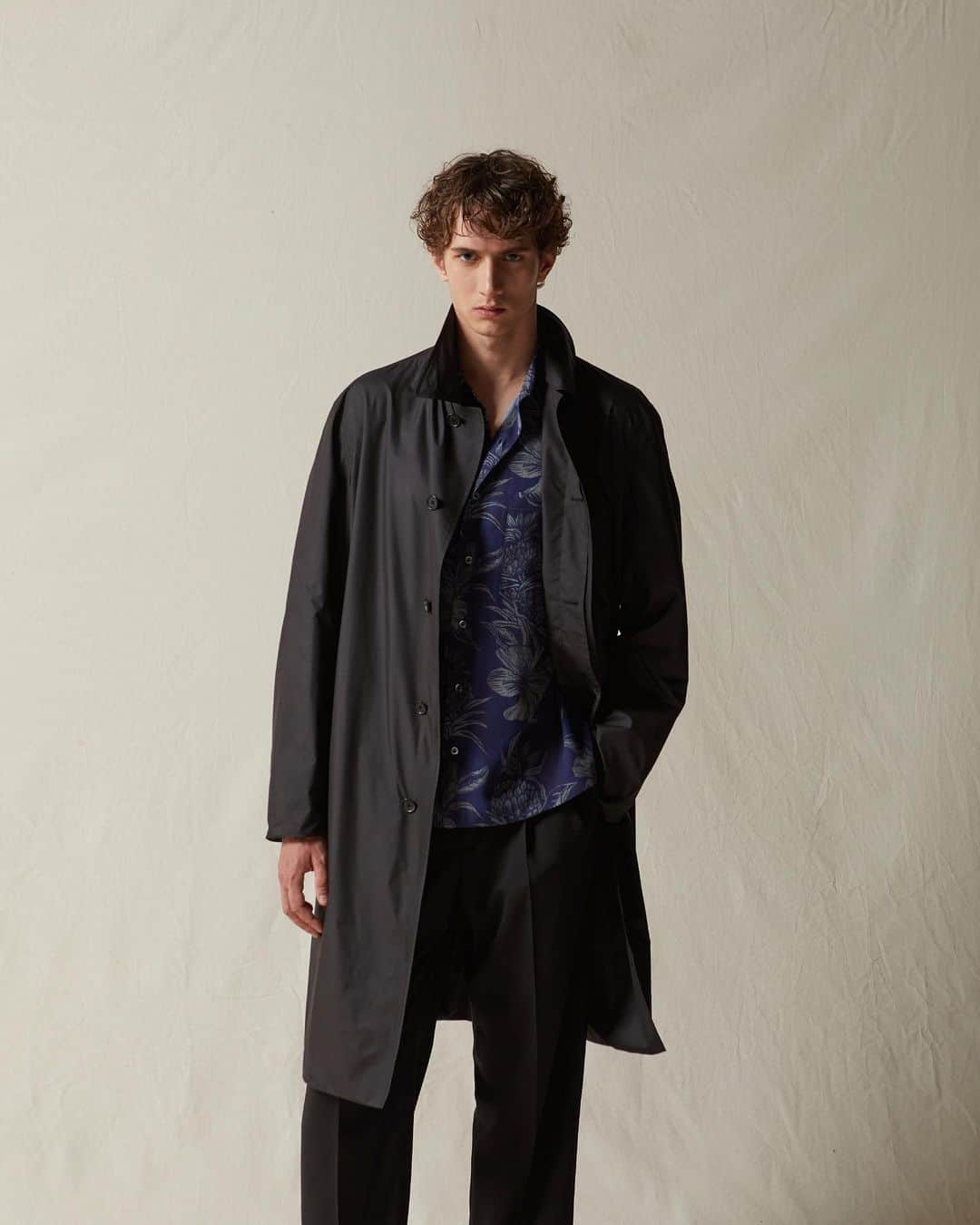 ラファエルカルーゾのインスタグラム：「The SS23 collection is a perfect synthesis of Caruso’s Playful Elegance: sartorial identity, daring details, and precious crafting.  Soon online.  #carusomenswear #ss23 #playfulelegance」