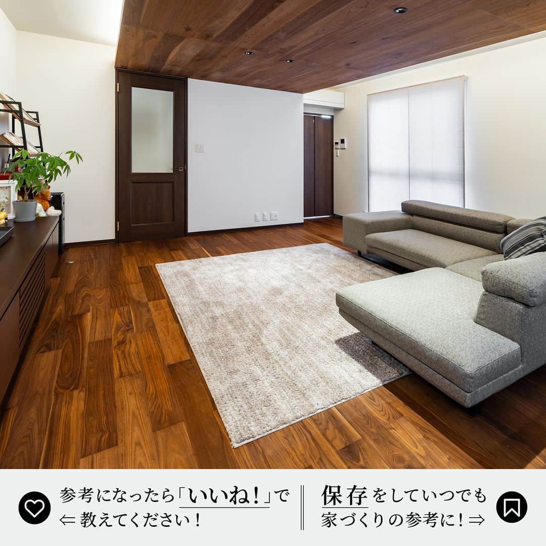 HEIM LIFE（セキスイハイム ハイムライフ）さんのインスタグラム写真 - (HEIM LIFE（セキスイハイム ハイムライフ）Instagram)「. ■木材とグレーのバランスが良いシックなリビング 天井・床の木目の色味とグレーの家具の相性が良く、 スタイリッシュな雰囲気のなかに温かみを感じる空間に。 キッチンはダークトーンで統一されており、 お酒を飾って収納できる棚も素敵です。  その他のインテリアのヒントはこちら→ @heimlife_816  #セキスイハイム #ハイムライフ #セキスイハイムの家 #建築実例 #LDK #リビングダイニング #シックインテリア #キッチンインテリア #グレーキッチン #グレーインテリア #ソファ #ペンダントライト #ホテルライク #ホテルライクインテリア #飾り棚」5月10日 19時00分 - heimlife_816