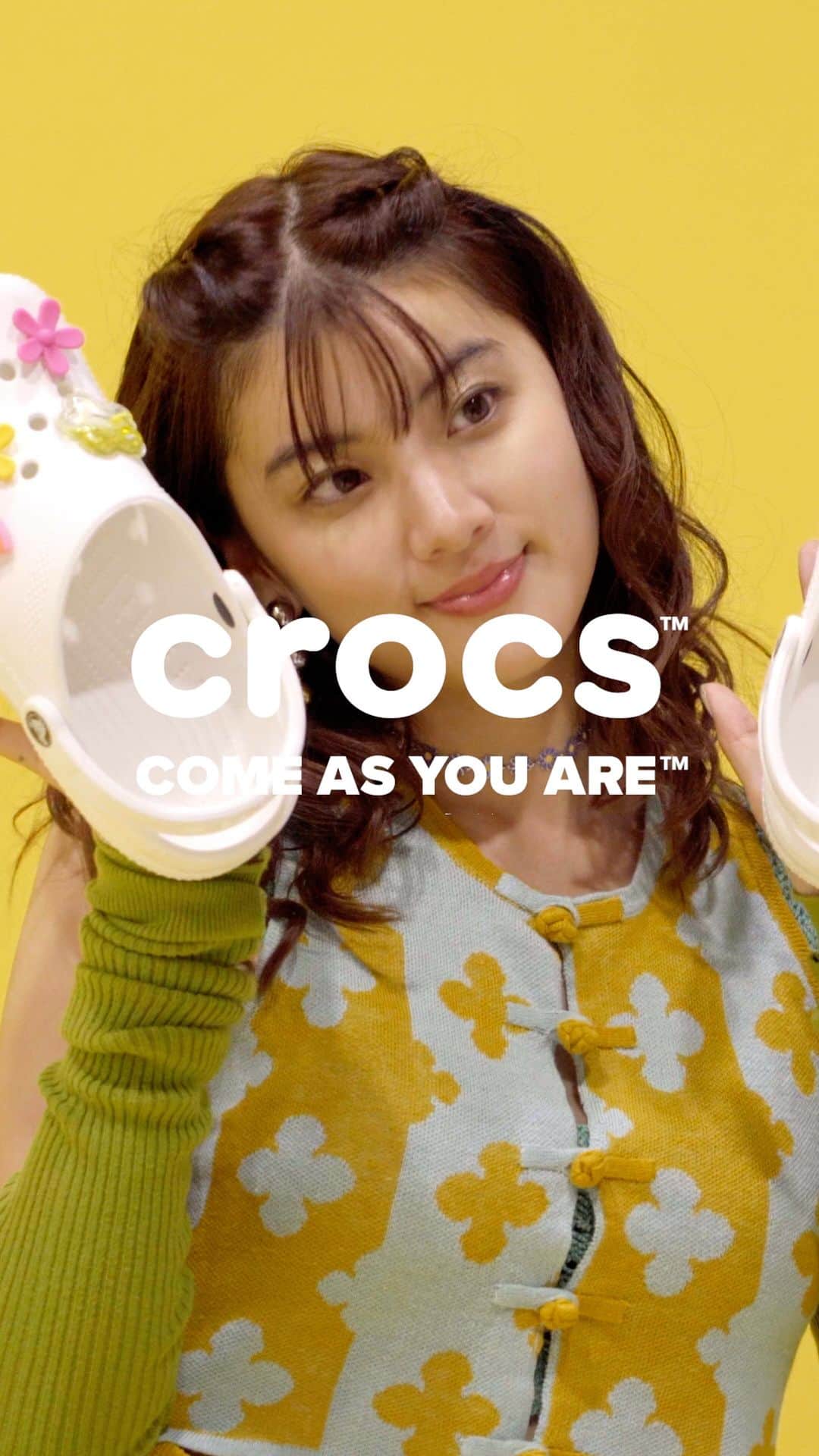 のインスタグラム：「アンバサダーをつとめさせていただいているクロックスの 春キャンペーンの撮影の舞台裏をおさめたムービーも公開しました🪴💐 私はお花がコンセプトなの🥹♡  こちらも是非チェックしてみてね👀 #クロックスで自分らしく #クロックス #ジビッツ @crocsjp　  Hey guys! 🌸👋 I'm super excited to share that I've been working with Crocs as their ambassador, and we just released a behind-the-scenes video of their spring campaign shoot 📹🪴💐. As you can probably tell, I'm all about the flower concept 🌺🌼🌷, and I think you're gonna love what we came up with 🥰. Check it out and let me know what you think! 👀 #CrocsAmbassador #SpringCampaign #FlowerPower 🌸💪🏼💕」