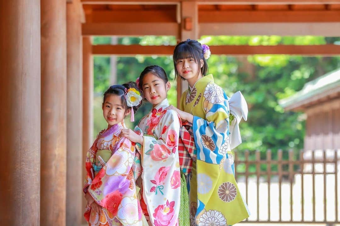 スタジオキャラット ロケーションフォトさんのインスタグラム写真 - (スタジオキャラット ロケーションフォトInstagram)「三姉妹でお着物で撮影していただきました👘❤️  兄弟、姉妹みんなで、お着物を着て七五三撮影しませんか？✨  #七五三 #七五三ロケーション #七五三ロケーション撮影 #七五三ロケーションフォト #ロケーション #ロケーションフォト #七五三前撮り #七五三前撮り撮影 #七五三ヘアアレンジ #七五三7歳女の子 #七五三7歳」5月11日 12時00分 - caratt_osoto