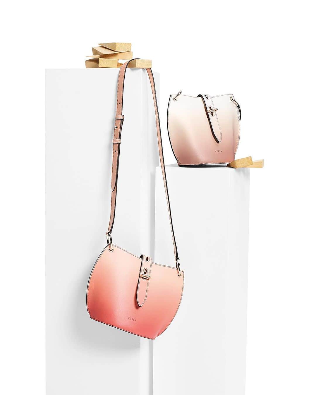 フルラのインスタグラム：「The finest Italian craftsmanship is revealed through the new Unica Furla crossbody bag. Grab yours and join the #FurlaColors lifestyle.   #Furla  Photographer: Koto Bolofo (@kotobolofo) Art Direction and graphic design by Roberto Da Pozzo (@roberto_da_pozzo)」