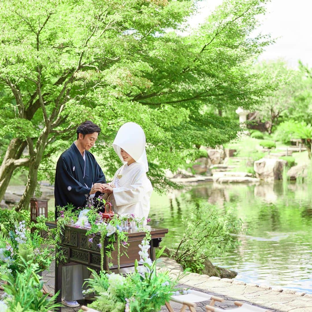 ガーデンレストラン徳川園のインスタグラム：「新緑の季節の庭園式  ．  他のお写真やウェディングレポートは 下のアカウントより⇩ ▶︎徳川園ウェディング @tokugawaen_wedding ▶︎徳川園ウェディングレポート @tokugawaen_wedding_report  #ガーデンレストラン徳川園 #名古屋花嫁 #徳川園花嫁 #徳川園花嫁レポ」