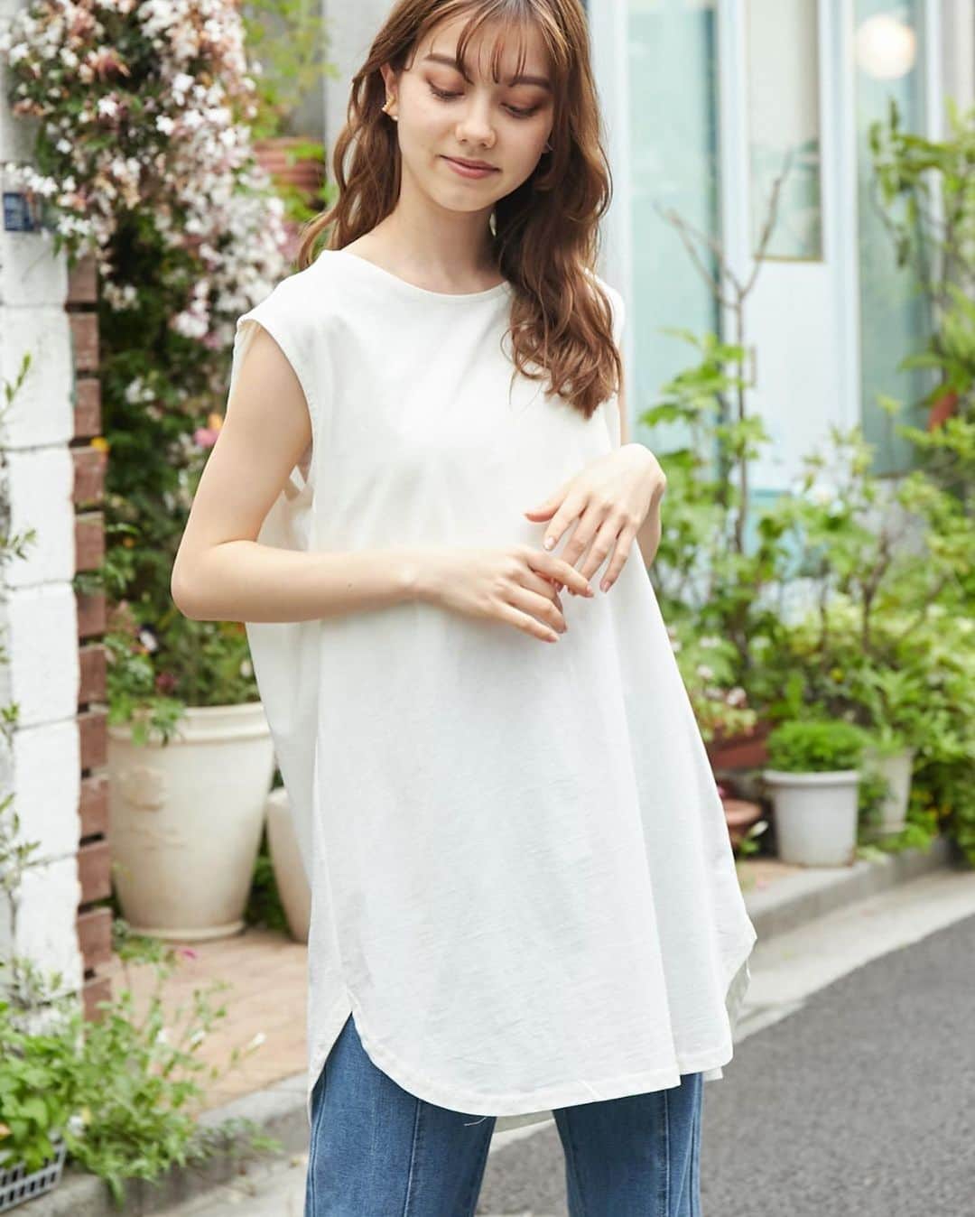 ANAP ONLINE SHOPのインスタグラム：「【🌟今日の新作アイテム🌟】  🔍商品番号  シンプルノースリーブトップス 523-6614 カットジャガードノースリーブトップス 523-6666 キーネックカットソーワンピース 527-6616 シンプルノーマルTシャツ 523-6615 メッセージプリントノースリーブトップス 523-6617  —————————————————  @anap_onlineshopは、 トレンドアイテムを取り扱うプチプラファッション通販です♡ ANAPの他にも様々なジャンルのブランドを取り扱っています✨  また、商品をオトクに買えるキャンペーンをほぼ毎日開催！ ストーリーズにてオトクな情報を発信中📢 お見逃しのないよう、是非フォローをお願い致します！  ▼▼▼▼　開催中イベント　▼▼▼▼ 只今、@anap_onlineshopにて 🔥まとめ買いでお得🔥 2点以上で10%OFF開催中！  💝開催期間💝 5/8(月)10:00〜5/12(金)8:59  詳細はプロフィールURLorハイライトをチェック✔  —————————————————  #春夏コーデ #2023ss #大人かわいいコーデ #プチプラコーデ #プチプラ通販  #カジュアルコーデ #大人カジュアルコーデ #anap #tシャツ」
