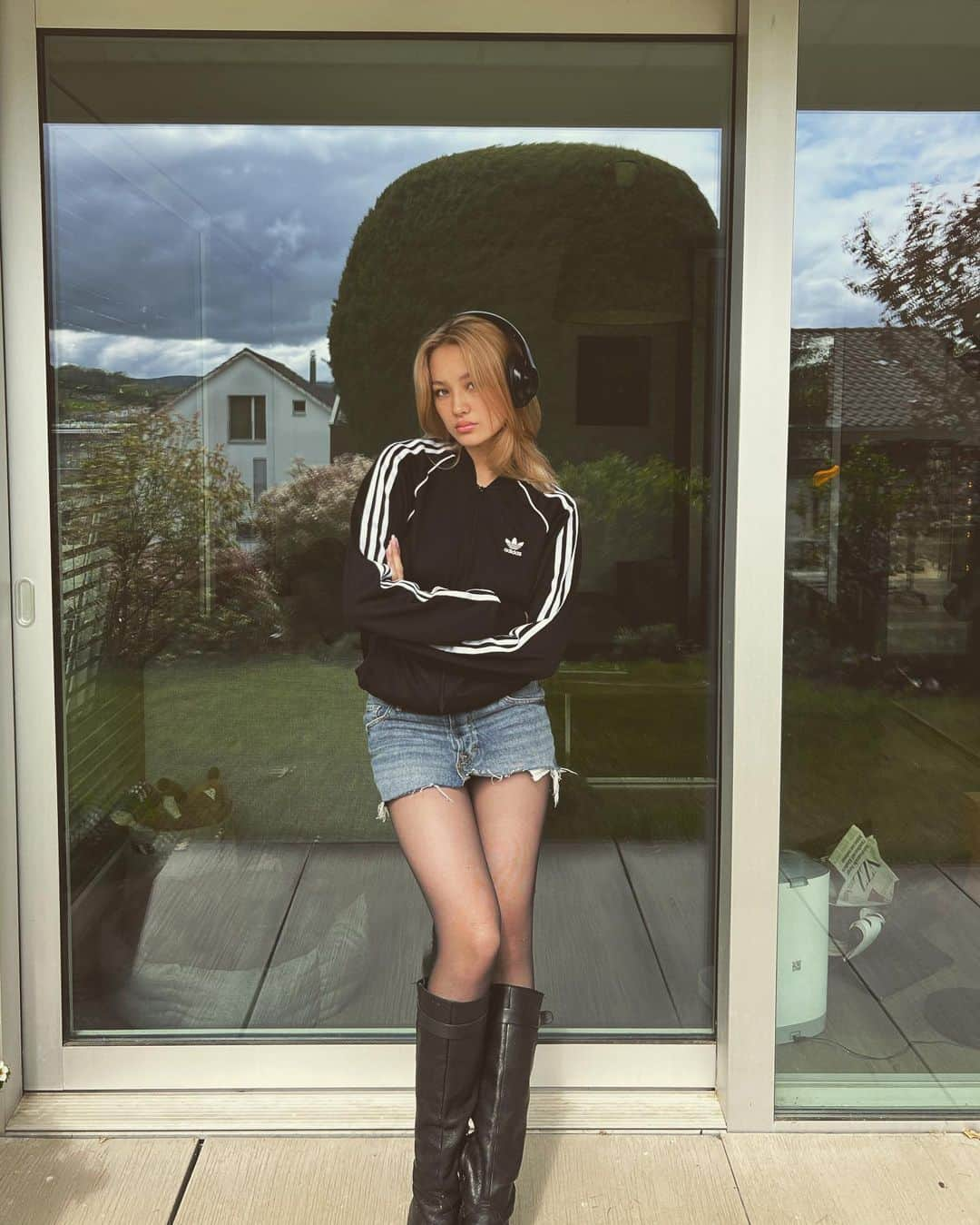 サクラ・キルシュさんのインスタグラム写真 - (サクラ・キルシュInstagram)「ootd ☆ sweater is from adidas xx The skirt is actually a pair of jeans🤙 I cut those myself ^_−☆ boots are from @geox and the headphones are from @beatsbydre 🫶 実はこのスカートは自分でリメイク！」5月10日 19時04分 - sakura_kirsch