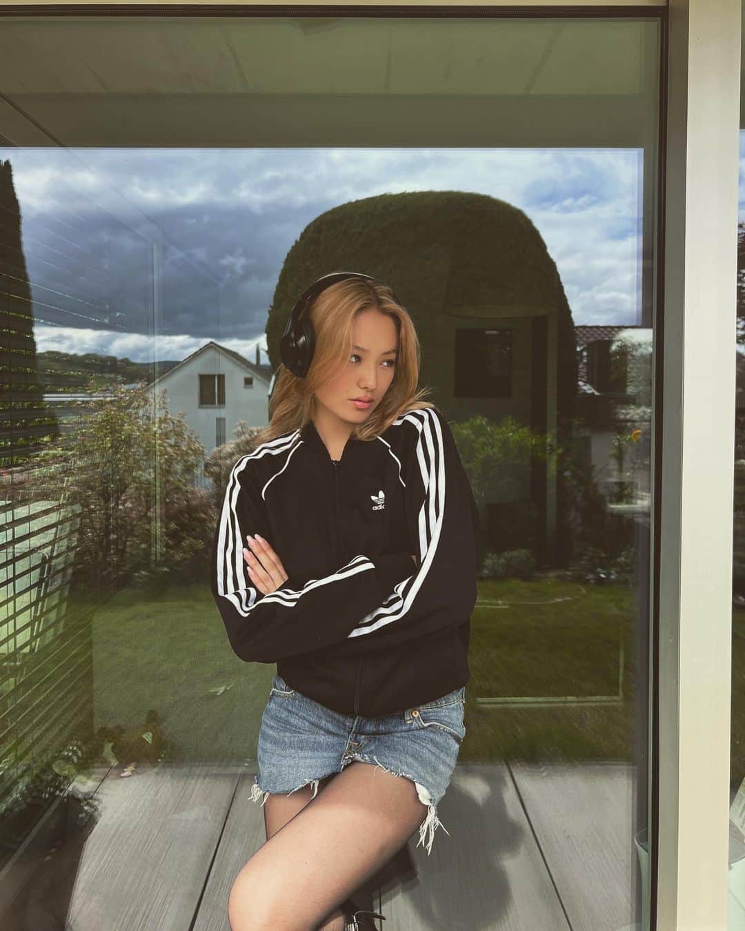 サクラ・キルシュのインスタグラム：「ootd ☆ sweater is from adidas xx The skirt is actually a pair of jeans🤙 I cut those myself ^_−☆ boots are from @geox and the headphones are from @beatsbydre 🫶 実はこのスカートは自分でリメイク！」
