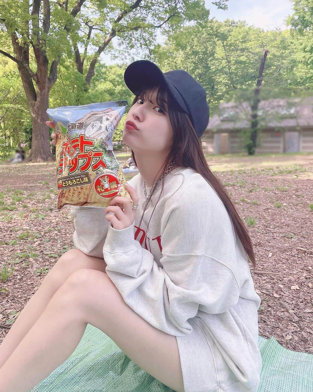 彩川ひなのさんのインスタグラム写真 - (彩川ひなのInstagram)「先日お天気#ぽっかぽか だったから #公園 で#ピクニック したの🧚‍♀️♡*°  #お菓子 いっぱい食べて #シャボン玉 して遊んで！  #読書 したりごろーんってしたり！！ ごろんしたら目の前の景色が4枚目なんだよ…はぴねすぅう…🤤💓  #それはそうと  #5枚目がお気に入り  #前髪なし  #カジュアルスタイル おぴな🐣 #視界良好   #彩川ひなの #japanesegirl #自拍 #模特 #粉我 #swag #动漫 #扎心了#맞팔 #东京 #몸스타그램 #เซ็กซี่ #น่ารัก #น่ารักจัง #photooftheday #followme #instagood」5月10日 19時06分 - hinano_ayakawa