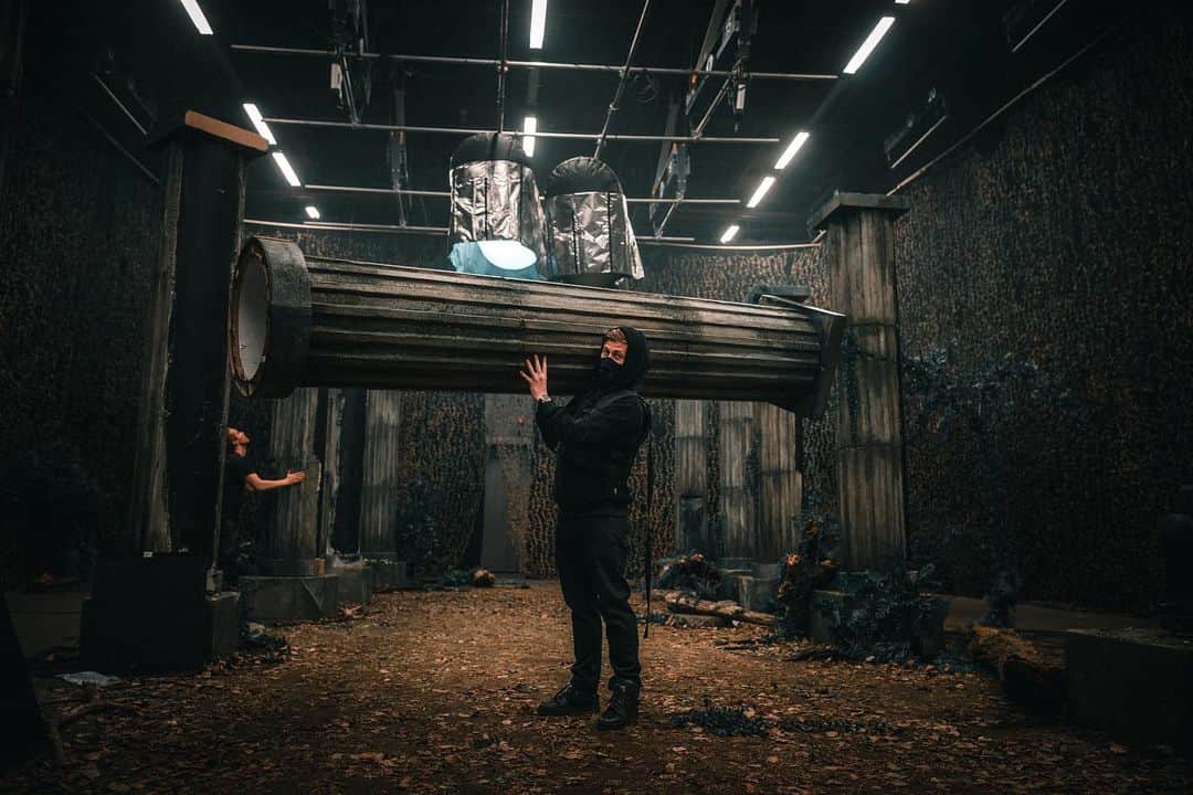 アラン・ウォーカーのインスタグラム：「Do you even lift.. bro? 🦸 Link in bio #own_hero」