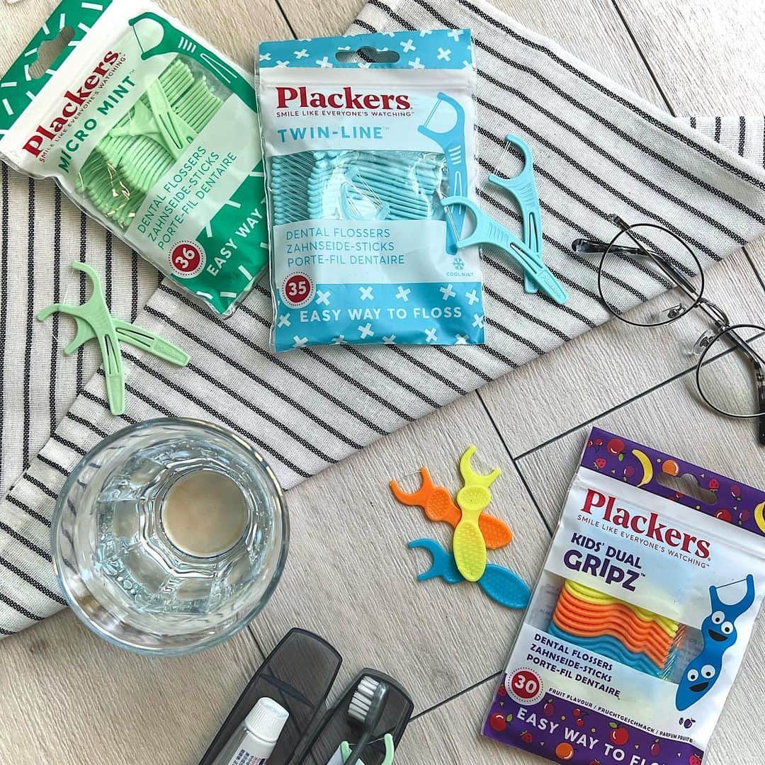 のインスタグラム：「🦷✨  この可愛いらしい歯間ブラシは Plackers(プラッカーズ) さんのもの🌈  世界一の歯ブラシや歯間ブラシのメーカーさんで、アメリカやヨーロッパでも一番の人気だそう💯  歯間ブラシは虫歯や口臭予防として 習慣にしているので色々試したのですが  Plackers(プラッカーズ) さんの歯間ブラシは 持ち手の微妙な角度と、フロス部分がとても細いため、かなり使いやすい😳💯💓 子供用はフルーツ味になっていて 毎日喜んで使ってくれます🥰  歯間ブラシ、、長らくしていない人 久しぶりにしたら臭すぎてビックリしますよ😨 毎日やると匂いしなくなるので、口臭予防に絶対です！   また、虫歯の原因の8割は歯間😈！ でも普通の歯磨きでは時間の汚れは35%しかとれないそう、、🥲  歯間ブラシ毎日してない人やばいので 是非習慣に🥺🌈💯✨✨✨✨  #プラッカーズ #Plackers #世界No.1シェアフロス #赤坂歯科診療所 #青山歯科診療所 #新橋歯科医科診療所 #歯科 #名医 #歯医者 #新橋 #赤坂 #青山 #スーパータフロス #コストコ #ハンズ」