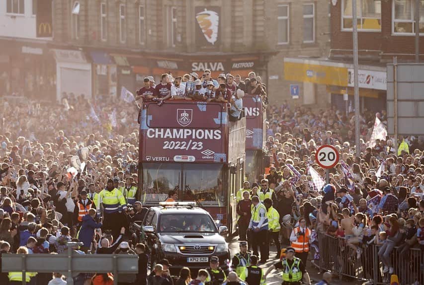 ヴァンサン・コンパニのインスタグラム：「“It’s only a game” they say.. #UTC #burnleyfc」