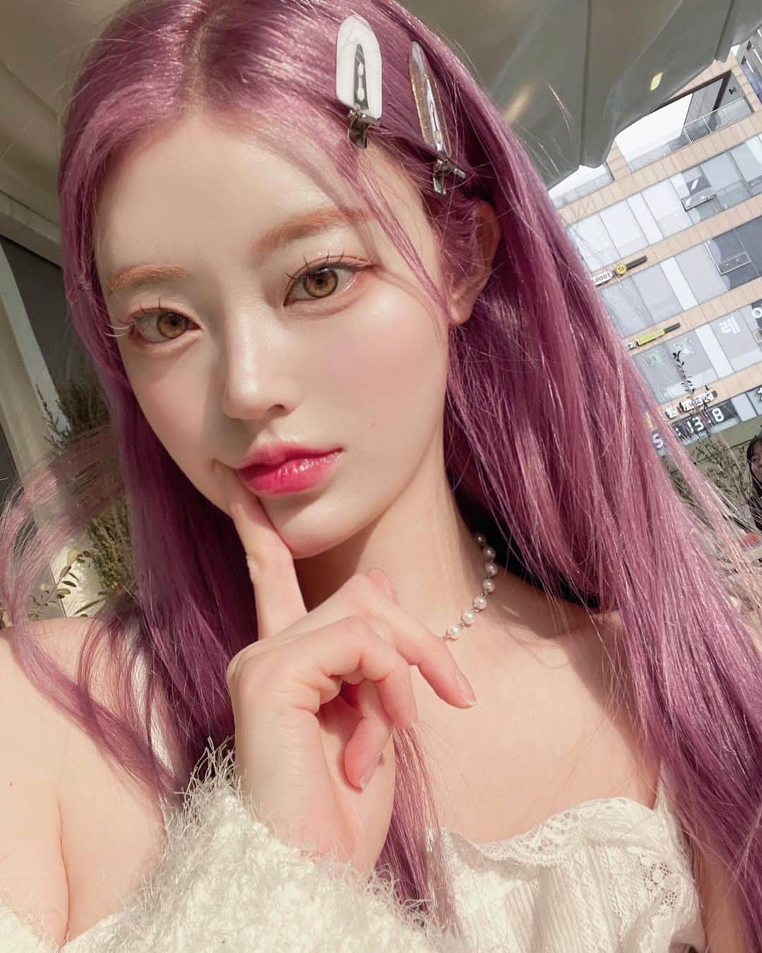 キム・チョンアのインスタグラム：「홀리자 아이돌 아이래쉬💖  저는 이렇게 평소 블랙 가닥속눈썹 4개 붙이고 끝에 포인트로 화이트 컬러 속눈썹 1~2개 붙여주는데  화이트 가닥 속눈썹 영롱함에 블랙 가닥 속눈썹의 인형같은 속눈썹을 더해주니  화려함이 저절로 뚝뚝 떨어지는데  진짜 존예 끝장판…..이에요 💖  ⭐️Tip. 팁으로 취향에 맞게 홀리자 9구 섀도우글리터 얹고 화이트 컬러아이라어너까지 더해주면 당장 페스티벌 가야합니다 (기대기대🙈)  이제 곧 여름이잖아요, 페스티벌에 워터밤등  작정하고 꾸미고 갈 곳이 많은데   홀리자 아이돌 아이래쉬로 화려하게 홀릴 준비해보아요 ✨😉  #홀리자 #holyja #가닥속눈썹 #화이트속눈썹」