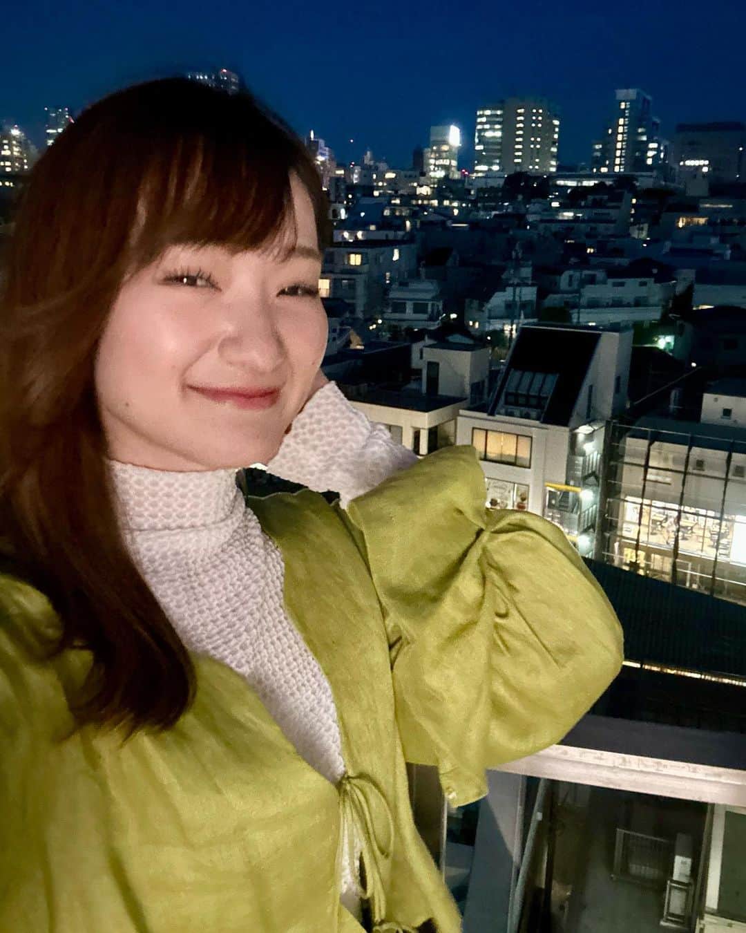 のインスタグラム：「GW最終日、家族と『銀河鉄道の父』を観てきました🌌家族愛、親子愛、兄妹愛、そしてセルフラブの意味での自己愛。その全てが詰まった映画でした。 不器用でも真っ直ぐに、誰かのために作り、誰かのために生きること。その信念を生涯失わなかった賢治とそんな彼を生んで寄り添い続けた家族の生き様に、一表現者、何かを創り出す者として刺激をもらうと同時に背中を押された気持ちです。 誰しも一人では生きられない。全ての表現は、人と生きる中で生まれ、人がいて初めて届くもの。宮沢賢治作品には小さい頃からたくさんのことを教えてきてもらいましたが、今回もまた、映画を通して多くを教えられました。 小さい頃、想像を膨らませていた「銀河鉄道の夜」の世界が、少しだけ実写で再現されていたのも嬉しかった。  またYouTubeに主題歌「STAR / いきものがかり」のカバーをあげさせてもらったのですが、アレンジさせていただくにあたって、賢治をそばで支えたたくさんの人の愛を表現したいと思い、コーラスをたくさん重ねてみました。映画の印象的なシーンで流れたとある曲も、こそっとしのばせてあります。 優しさと強さ、そしてところどころに散りばめたファンタジーに包まれてもらえたら嬉しいです。  #銀河鉄道の父 #銀河泣き #PR」