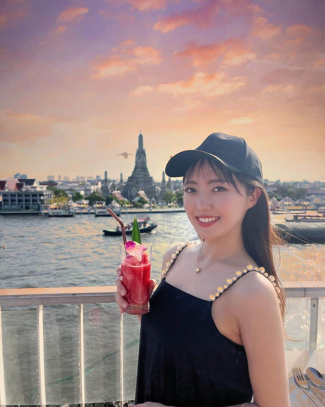 悠華さんのインスタグラム写真 - (悠華Instagram)「.  王宮や寺院をまわる予定だったけど 興味無さすぎてプラン変更😆  ワットアルンだけルーフトップバーに 見に行ってきたよ😊   #ゴルフ女子 #看護師 #福岡 #nurse #おすすめにのりたい #おすすめ #ゴルフ #ゴルフ大好き #golf #ゴルフ好きと繋がりたい #博多  #マンゴー  #mango  #タイ  #thailand  #バンコク  #bangkok  #旅行  #旅行コーデ  #旅行好きな人と繋がりたい  #trip  #travel  #travelnurse  #タビジョ  #タビジョと繋がりたい  #tabijyo  #ビューアルン  #viewarun  #ワットアルン  #watarun」5月10日 19時13分 - t_haaruukaa