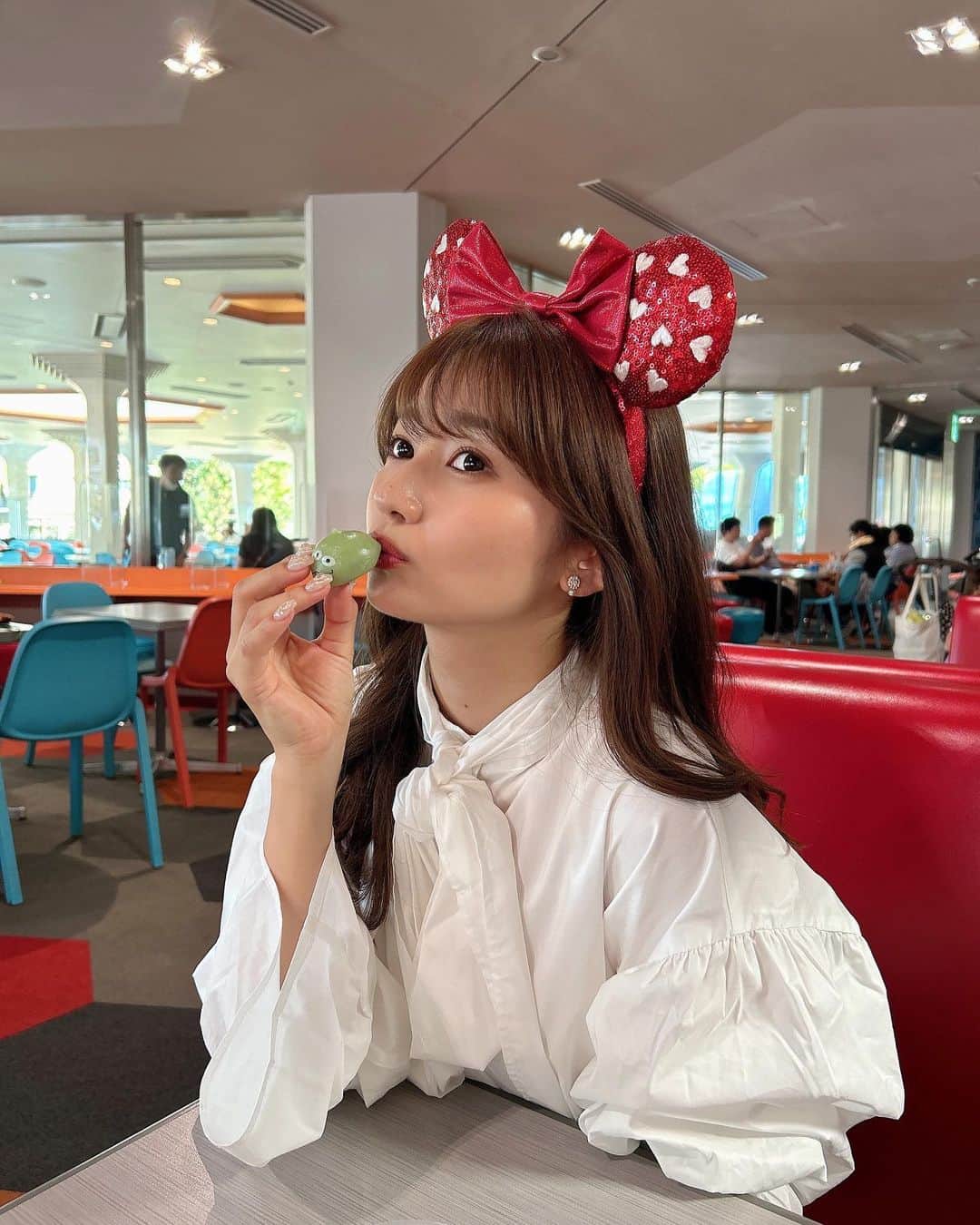 細沼紗花のインスタグラム：「.  表情豊かとよく言われます🙉💭 リトルグリーマーーン!!  . #tokyodisneyland #ディズニー#ディズニーコーデ #ディズニーランド」