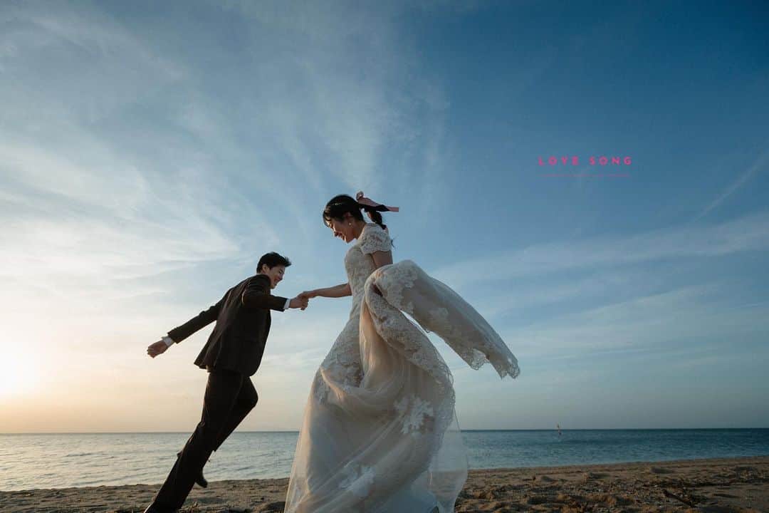 studioTVB梅田店さんのインスタグラム写真 - (studioTVB梅田店Instagram)「暖かく、日も長くなってきて、 海ロケーションもおすすめの時期に◎ ・ 海と、夕陽と、 素敵なおふたりと。 ・ ┄┄┄┄┄┄┄┄┄┄┄┄┄┄ ・ Photographer : @kei.deco.ph  ・ ・ ┄┄┄┄┄┄┄┄┄┄┄┄┄┄ ・ @studiotvb_umeda @decollte_weddingphoto @d_weddingphoto_jp ・ ┄┄┄┄┄┄┄┄┄┄┄┄┄┄ ・ #撮る結婚式 #デコルテフォト ・ ┄┄┄┄┄┄┄┄┄┄┄┄┄┄ #スタジオTVB #studiotvb #スタジオTVB梅田 #studiotvb梅田 #ウェディングフォト #フォトウェディング #カップルフォト #前撮り #後撮り #大阪前撮り #関西プレ花嫁 #プレ花嫁 #おしゃれ花嫁 #結婚式準備 #全国のプレ花嫁さんと繋がりたい #プレ花嫁さんと繋がりたい #2023秋婚  #2023夏婚  #洋装前撮り #洋装前撮りロケーション  #淡路島 #慶野松原  #ウェディングドレス  #ドレス試着  ・ ┄┄┄┄┄┄┄┄┄┄┄┄┄┄ ・ 共に働くフォトグラファー・ヘアメイク・プランナー、 募集中です。 @decollte_recruit ・ ┄┄┄┄┄┄┄┄┄┄┄┄┄┄」5月10日 19時15分 - studiotvb_umeda