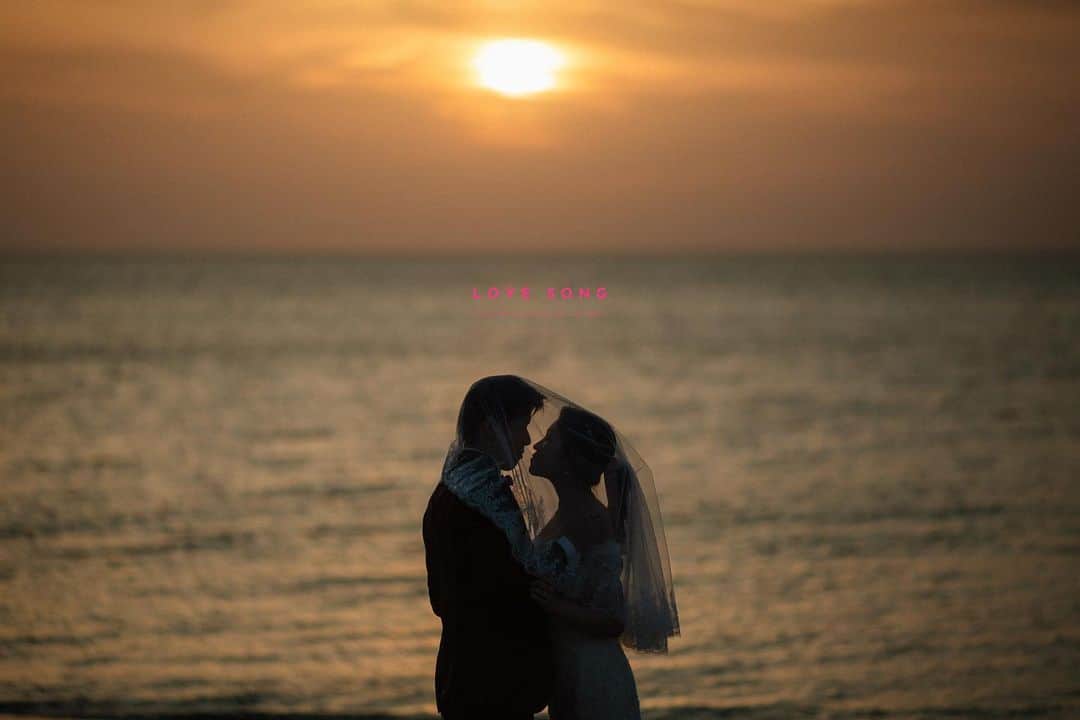 studioTVB梅田店さんのインスタグラム写真 - (studioTVB梅田店Instagram)「暖かく、日も長くなってきて、 海ロケーションもおすすめの時期に◎ ・ 海と、夕陽と、 素敵なおふたりと。 ・ ┄┄┄┄┄┄┄┄┄┄┄┄┄┄ ・ Photographer : @kei.deco.ph  ・ ・ ┄┄┄┄┄┄┄┄┄┄┄┄┄┄ ・ @studiotvb_umeda @decollte_weddingphoto @d_weddingphoto_jp ・ ┄┄┄┄┄┄┄┄┄┄┄┄┄┄ ・ #撮る結婚式 #デコルテフォト ・ ┄┄┄┄┄┄┄┄┄┄┄┄┄┄ #スタジオTVB #studiotvb #スタジオTVB梅田 #studiotvb梅田 #ウェディングフォト #フォトウェディング #カップルフォト #前撮り #後撮り #大阪前撮り #関西プレ花嫁 #プレ花嫁 #おしゃれ花嫁 #結婚式準備 #全国のプレ花嫁さんと繋がりたい #プレ花嫁さんと繋がりたい #2023秋婚  #2023夏婚  #洋装前撮り #洋装前撮りロケーション  #淡路島 #慶野松原  #ウェディングドレス  #ドレス試着  ・ ┄┄┄┄┄┄┄┄┄┄┄┄┄┄ ・ 共に働くフォトグラファー・ヘアメイク・プランナー、 募集中です。 @decollte_recruit ・ ┄┄┄┄┄┄┄┄┄┄┄┄┄┄」5月10日 19時15分 - studiotvb_umeda