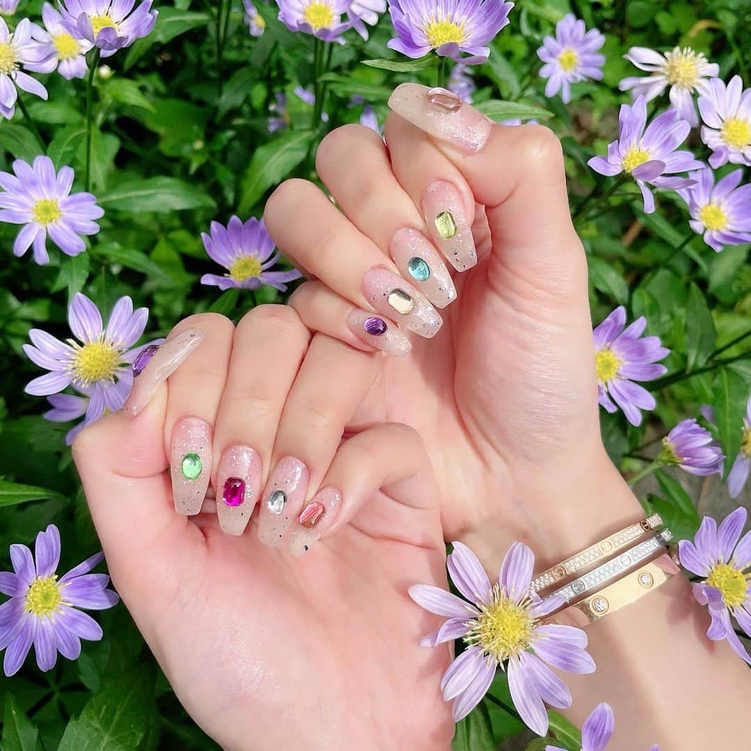 紗蘭のインスタグラム：「💜🌼New Nail🌼💜 あぶないあぶない、載せ忘れるところだったー🥹💦💦 今回のネイルまじで可愛くてみんなから早く載せて！ってDMきて載せてないこと気づいた🤣💦 今回のテーマはおもちゃ箱🧸🩷💛💚🩵💜 1本ずつ全部違うカラーのストーンを置いて夏先取りのカラフルネイル🌈💅🏻 やはりKAI君は天才だ🫡 #newnail #nails #pinkrosewindow」