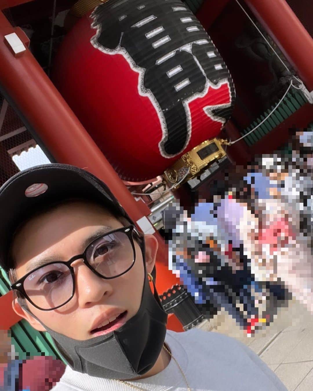 平野莉玖のインスタグラム：「みなさんこんにちはー！！！  最近暑くなってきましたねー😆 いよいよ夏が来る‼️  GWは如何お過ごしでしたか？😊  普段はお仕事かイベントでしか東京に行く事ないけどこの日はお買い物をしたり散歩したりして満喫しました😁  写真は浅草に行った時😊  なんだかんだ初めて雷門いったんだー😆  良い思い出になりました‼️  みんなも楽しかったエピソードや面白い話教えてね😁  #RKS #RKSRICKY #リクスリッキー #RIKU #平野莉玖」