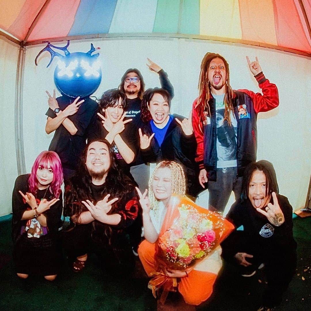 KSUKEさんのインスタグラム写真 - (KSUKEInstagram)「Congrats on the 10th anniversary of @vivalarock !!✌️🌈 You guys rocked it even in heavy rain!☔️ Thank you so much!🤘🔥  @mth_cottelee   May 7, 2023 📍 @vivalarock   Pic by @ayumee_gdw」5月10日 19時18分 - ksuke_jpn