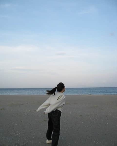 福山絢水のインスタグラム：「GW🐚🤍  強風の海もサイコウネ~!!!」