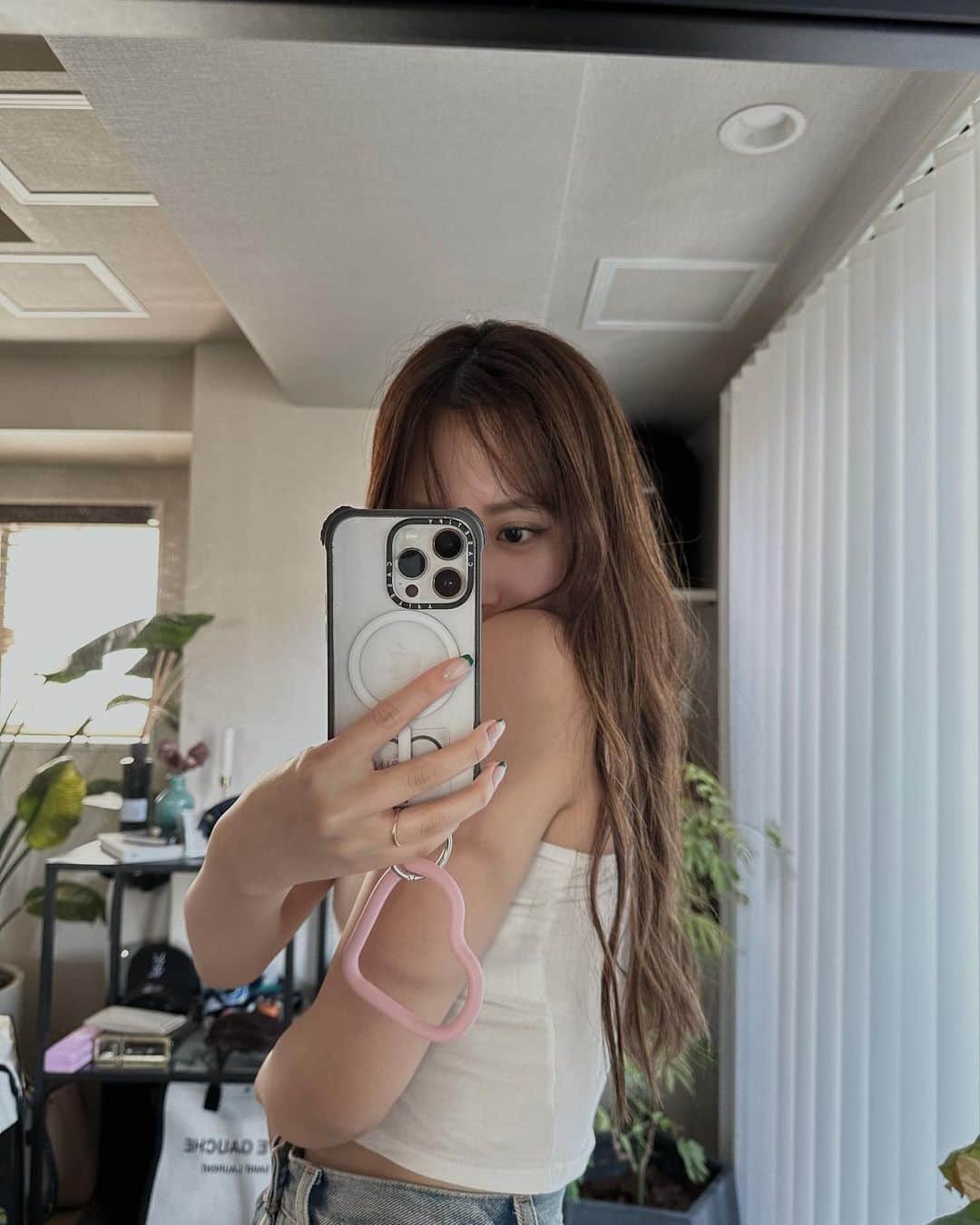 塚本いづみのインスタグラム：「. 髪伸びたー！🩵 あーちゃん家は写真映えする🪷  最近よく聞かれるのですが🫰🏼 基本はiPhoneカメラです📷 セルフィとかはSODAかUlike✌︎ あとこのトップスは去年YouTubeで紹介したSHEINでした！ 髪色はほぼお任せなので @szsz_23 にお尋ねください🥹」