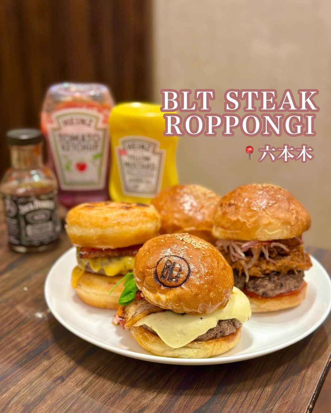 白井佑奈のインスタグラム：「🍔  5月はハンバーガー祭り!?  BLTSTEAKROPPONGI( @bltsteak_roppongi )に行ってきたよ！   NATIONAL BURGER MONTHということで4種類のハンバーガーを頂きました😋💗      *☼*―――――*☼*―――――*☼*    ＊PULLED PORK BBQ BURGER(プルドポークBBQバーガー)¥2,400 TOMATO / ONION / CHILI / PEPPER  柔らかく煮込まれた豚肉とスモーキーBBQソースを合わせたプルドポークのダブル肉で、肉肉しさのあるバーガー😋  オニオンスライスの酸味があったおかげでくどくならずに食べられたよ❣️     ＊BLUE CHEESE BURGER(ブルーチーズバーガー)¥2,300   BACON / RAISIN / ROASTED ALMOND  ブルーチーズソースがたっぷりのバーガーは初めての味わい😳  少し癖のある味だけどブルーチーズ好きな人は絶対ハマる！笑  トッピングのドライレーズンの甘みとローストした香ばしいアーモンドの食感がスパイシーなブルーチーズソースと絶妙なマッチング❣️     ＊LUTHER BURGER(ルーサーバーガー)¥2,400  CANDY BACON / CHEDDAR CHEESE   ルーサーバーガーはバンズがグレーズドドーナッツを使ってる、いわゆる『ドーナッツバーガー』なの😍  塩っけのあるカリカリベーコン、濃厚なチェダーチーズ+甘〜いドーナツの組み合わせは最高だよね🍩💕︎  発極の「甘じょっぱさの美味しさ」が楽しめた！      ＊BASIL MOZZARELLA BURGER(バジルモッツァレラバーガー)¥2,500  BACON / SEMI-DRIED TOMATO    The☆イタリアンなバーガー❣️  たっぷりトロトロなモッツァレラチーズとベーコン、フレッシュバジルとセミドライトマトが酸味と甘みがのバランス最高だった🥳    *☼*―――――*☼*―――――*☼*    どれもめちゃめちゃ美味しかった～！    個人的に好きだったのは、ルーサーバーガーとバジルモッツァレラバーガーかなぁ🫶    今月限定メニューだから早めに行かないとね🫡❤️     ＊＊＊＊＊＊＊＊＊＊  お仕事依頼はDMへ💌💭 ＊＊＊＊＊＊＊＊＊＊    プロフィールリンクはこちら👉 @yuna_smile0130    #ハンバーガー#ハンバーガー屋#ステーキハウス#六本木ハンバーガー#六本木カフェ#六本木ランチ#六本木グルメ#六本木ディナー#六本木肉#六本木ステーキ#六本木一丁目グルメ#ハンバーガー女子#六本木一丁目ディナー#ブルーチーズバーガー#ドーナツバーガー#バーガー#BLTSTEAKROPPONGI#roppongi#tokyohamburger#hamburger」