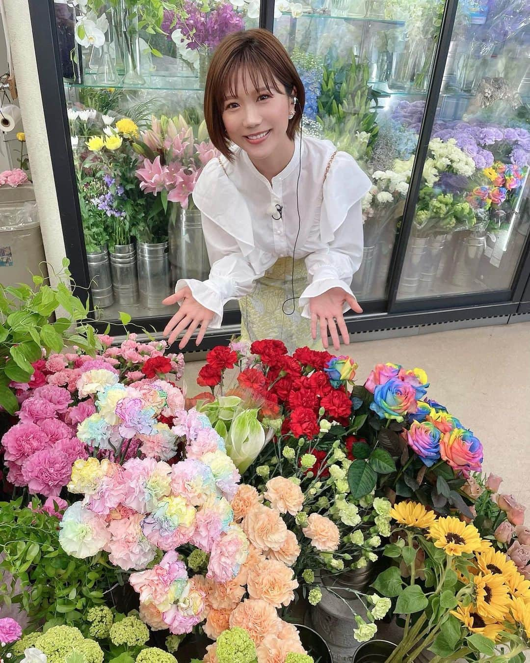 海江田麻貴さんのインスタグラム写真 - (海江田麻貴Instagram)「ㅤㅤㅤㅤㅤ  ㅤㅤㅤㅤㅤ 奈良テレビ『ゆうドキッ！』水曜 「ドキッとLIVE」のコーナーにて  ㅤㅤㅤㅤㅤ ゆうドキッ！スタジオセットのお花を担当して頂いている、 大和郡山市筒井町『華の館 ブルーミスト さわべ』さんを ご紹介しました💐 ㅤㅤㅤㅤㅤㅤㅤㅤㅤㅤ ㅤㅤㅤㅤㅤ #母の日 にぴったりの色とりどりのお花をたくさんご紹介頂き、 澤辺さんのお花やお店、ゆうドキセットへの想いをお伺いして 終始感激でした🥹🌹✨  ㅤㅤㅤㅤㅤ #レインボーカーネーション の花言葉は『感謝』 #レインボーローズ の花言葉は『奇跡』 すてきですよね〜！🌈💓  ㅤㅤㅤㅤㅤ カラフルなカーネーション、薔薇、ひまわりに加えて これからの季節人気の #紫陽花 も色んな種類がありました💠  ㅤㅤㅤㅤㅤ 胡蝶蘭と苔玉のオリジナルギフトも 和と洋のコラボレーションがとっても素敵でした🎍🌷 澤辺さんご家族の皆さま、ロケ有難うございました🥰  ㅤㅤㅤㅤㅤ お母さんに感謝を伝える母の日はぜひ、 『華の館 ブルーミスト さわべ』さんの こだわりのお花をギフトに🌹♥️気になる方はタグ付けして おりますので、アカウントをチェックしてみてください🏷️🩵  ㅤㅤㅤㅤㅤ  ㅤㅤㅤㅤㅤ  ㅤㅤㅤㅤㅤ  ㅤㅤㅤㅤㅤ  #母の日 #母の日プレゼント #母の日ギフト #mothersday #happymothersday #花のある暮らし #花のある生活 #花のある風景 #花のあるくらし #flowerlovers #flowerlover #japanesegirl #日本女孩 #奈良テレビ #ゆうドキッ #生放送 #生中継 #中継リポート #リポーター ㅤㅤㅤㅤㅤ」5月10日 19時24分 - _makiii0924_