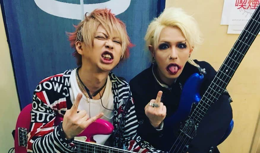 Kouichiさんのインスタグラム写真 - (KouichiInstagram)「昨日は「ZEAL LiNkun TOUR 2023@ 名古屋ELL」のリハーサルでした。 一回きりのリハーサル。  約６年ぶりの演奏なのにバッチリでした👍 Chihiroという新しいグルーヴも違和感なくしっかり融合してました。少なく見積もっても最高でした♪  ベースはスタジオが貸してくれるベースを使ってみました🎸自分のじゃないベース弾くの新鮮でちた🐣  リハーサル後はユナイトのハクちゃん R指定の七星と３人で飲みに行きました🍻 昔もよくこの３人で飲んでたから 同窓会みたいになっちゃったね✌️😀  途中から知り合いの人たちとも合流して朝までパーリーピーポーしちゃいました ✨🍾🍷💕  たまには バカになってアホになって飲み散らかすのも大切。 なんの生産性が無いような夜も 未来への活力になったりする。  大切な友人がいることは なによりの財産だなぁと思いました。 あ〜楽しかった！！！😀  #ユナイト #UNiTE #ZEALLiNkunTOUR #2023 #名古屋ELL #Thank you #SOLDOUT #だけど #ライブ #LIVE #ネット #配信 #ネットチケット #あるよ #カメレオ #Kameleo #ベース #Bass #こういち #Kouichi #ユナイト #ハク #R指定 #七星」5月10日 19時25分 - kamekouchian