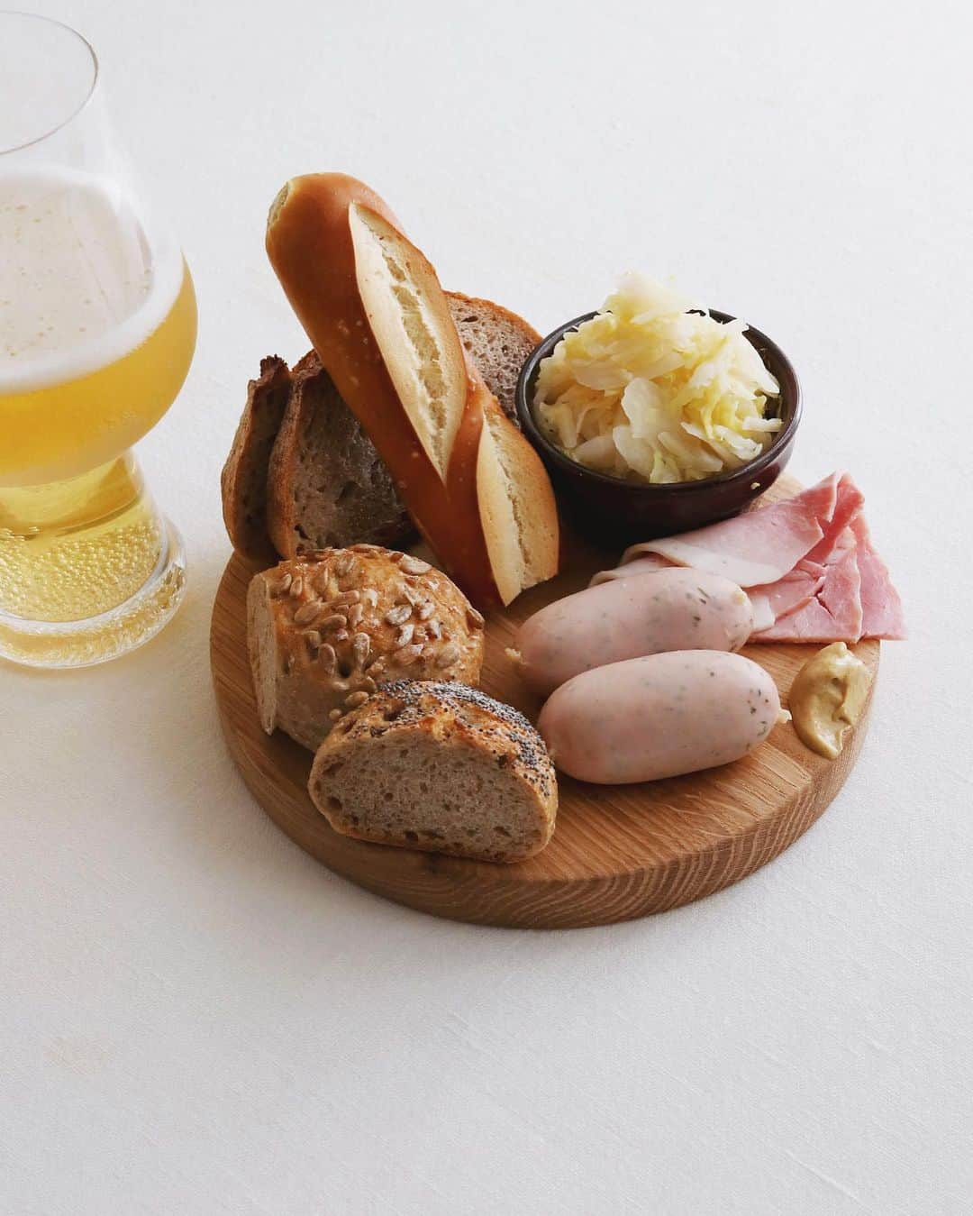 樋口正樹のインスタグラム：「🍺 . 今夜は朝のパンの残りもので ほぼほぼ朝ご飯と一緒ですが、、 ビールとソーセージとハムと 自家製ザワークラウトで晩酌🍻 . ザワークラウトはまだ１日目、 なのでほぼ発酵してず浅漬け😅 . . . #晩酌セット #パン呑み #パン飲み #ドイツパン #ショーマッカー #パンとビール #ザワークラウト #ヴァイスヴルスト#weißwurst #weisswurst #Sauerkraut #Schomaker」