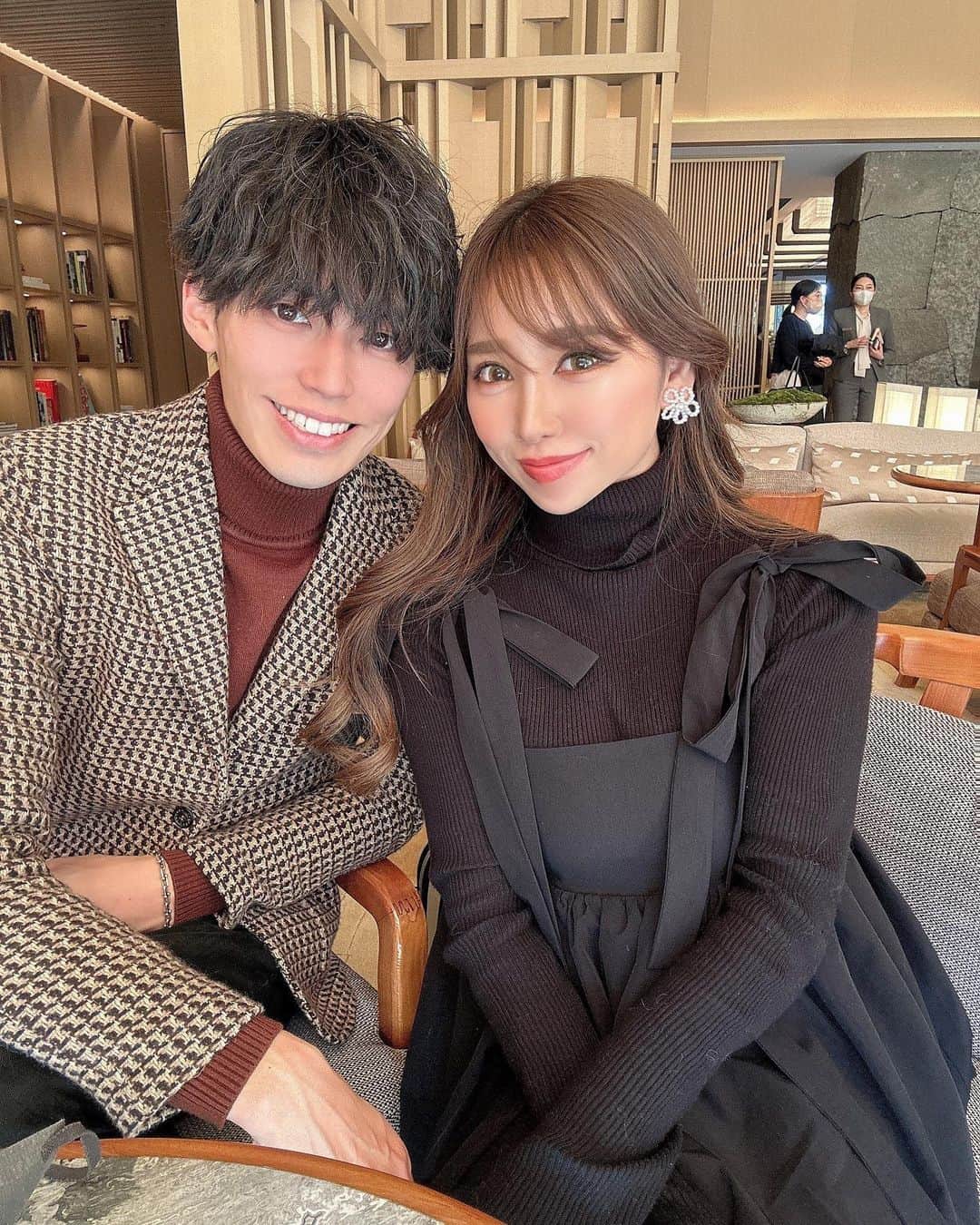 Shop-owner and Buyer.Nailstのインスタグラム：「【ママがんばれーっと応援のコメントもらえたら嬉しいです😍】 最近、全然更新できてなかった〜😭💦 なんだか楽しい日々でもあったけど 自分の中でかなり葛藤のあった数年でした💦😢  これから沢山更新しますので たくさん絡んでもらえたら嬉しいですっ😍❤️  この１〜２年、色んなところに 行ってたのに全然更新してなくて😭💦 振り返りも入れつつ…❤️  最近の事もどんどんアップ していけたらなあ〜と😍💓  近々、もっともっと私の 日頃の日常とか思ってる事とか もっと赤裸々に（笑）✨  育児のことや仕事のことや 日々のことや考え方だったり…  なーんも考えず🥹❤️ 自分の好きなこと発信できる 自分の裏アカウント 作りたいなあって思ってます😍💓  子育てについては 特に色々自分なりにしてることとか あったりで…💕 でも考え方ひとつ 皆の考え方があるから あまり思うまま発信できなかったり😭💦 あとは、ほんま普段のわたしって もっと映えとかからは程遠かったり🥹❤️笑  うまく行かない日だって 死ぬほどあるし😭💦 でも頑張ろうって思えるきっかけの日があったり✨✨ なんかもっと人間味を知ってほしいなあって💕💕  そしてみんなとも敬語とか無しで もっともっと仲良くしたいし ラフに話せたり もっと濃い関係がいいなって 思ったり🥰💕💕  ほんま色味とか 映えとかも考えず🥹笑 めっちゃ適当に載せたいって思ってます（笑）  リアルなママ事情のせたいです（笑）  みんなとインスタライブしたり なんか色々したいなあって❤️  裏アカウントできた際には よかったら申請してくださいね😍❤️ みんなしてくれるかなあ…？😭❤️  また出来たら投稿で言います〜〜❤️  投稿の写真は北野天満宮に 桜を見に京都に行った際のもの❤️ ホテル📍 @hotel_the_mitsui_kyoto  鰻屋📍かねよ  #子連れ旅行 #子連れお出かけ #子連れ旅 #京都観光 #京都旅行 #ホテルザ三井京都 #子育てママ #子育ての悩み #子育て悩み #子育てぐらむ #子育てママと繋がりたい #男の子ママ #家族旅行 #家族写真」