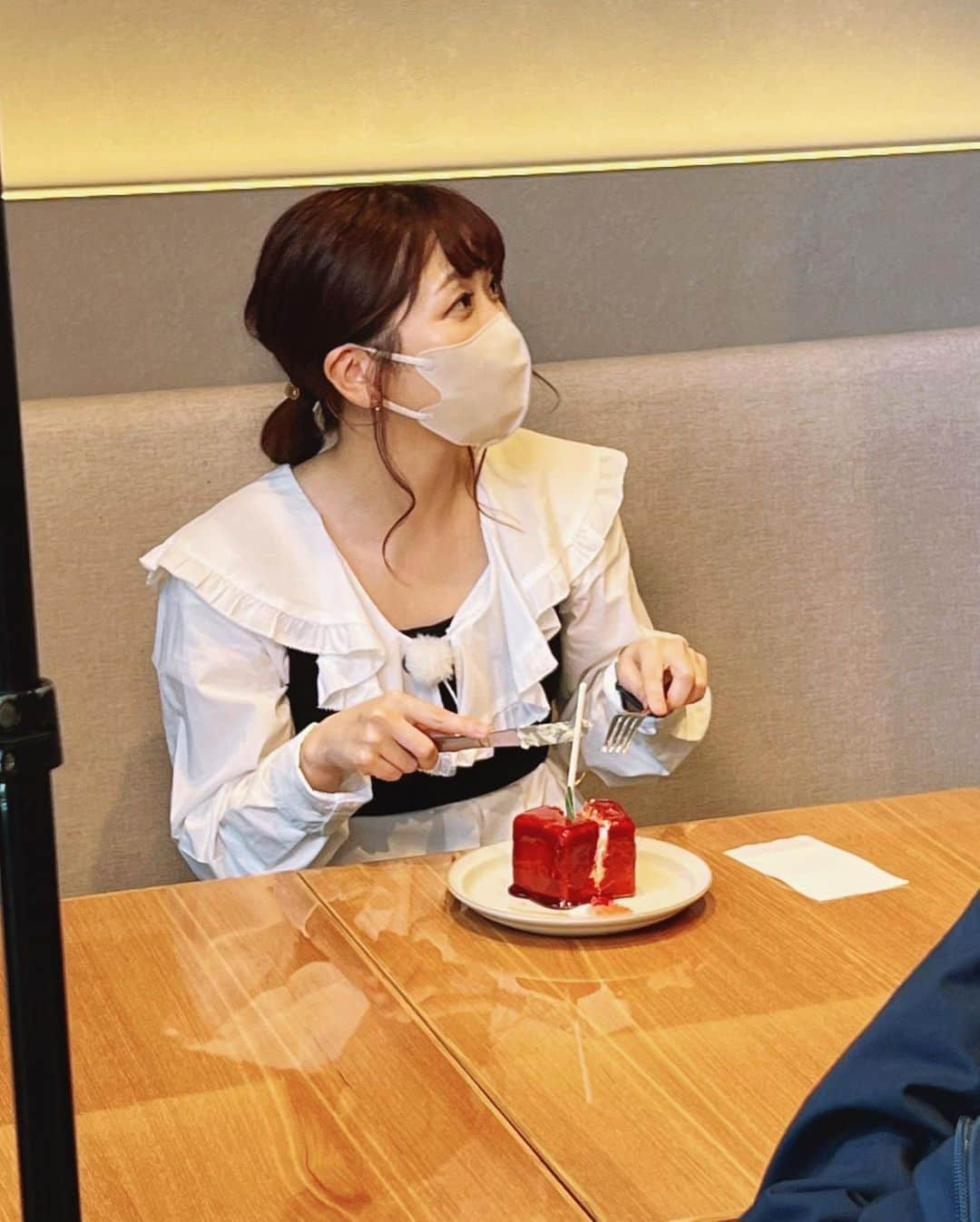 白井奈津さんのインスタグラム写真 - (白井奈津Instagram)「最新シュークリームたち🌟  今まで食べたことがない美味しいの感動がいっぱい詰まってました🤤  昨日からスタート‼︎ 隔週火曜日にメ〜テレの夕方情報番組アップ！の『イマ推し』というコーナーを担当することになりました✨✨  新人のディレクターさんたちとお届けするコーナーで、ロケの内容を考えて、準備して、現場で仕切って、編集もして、、  初めて尽くしの彼女たちは本当に一生懸命で、可愛くてパワーをもらいます🫶  私も知らないことを沢山知れるコーナーなので最新をアップ！デートして 皆様の夕方に素敵な情報をお届けできるように頑張ります☺️🔥  さぁーて次回は何がでてくるかなぁ✨✨  #メーテレ #アップ #イマ推し #新人D企画 #シュークリーム #ごぶんのご #5/5 #覚王山 @gobunnogo_kakuouzan  #オーシャンテール #oceanterre  @oceanterre_cafe」5月10日 19時31分 - shirai_natsu