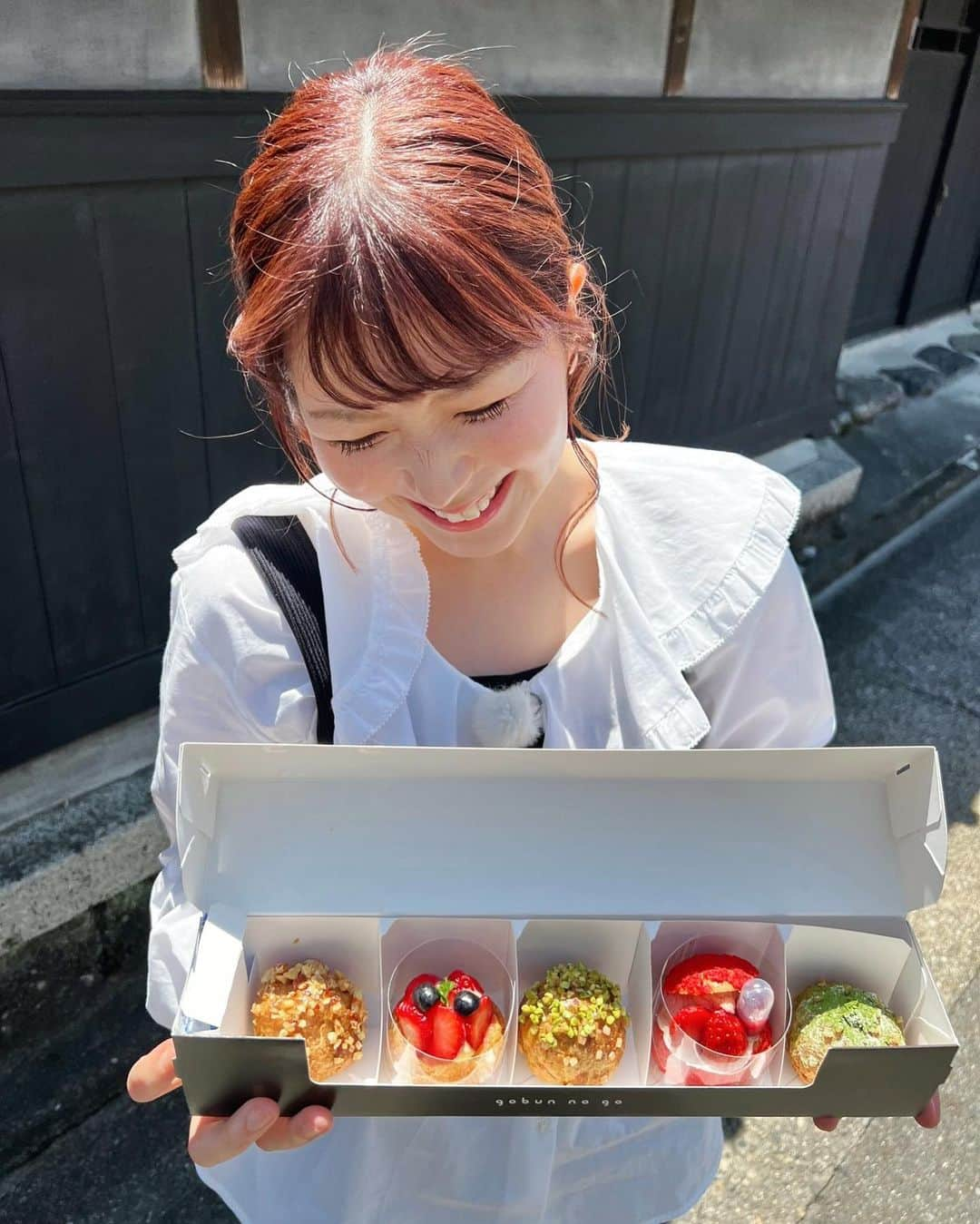 白井奈津さんのインスタグラム写真 - (白井奈津Instagram)「最新シュークリームたち🌟  今まで食べたことがない美味しいの感動がいっぱい詰まってました🤤  昨日からスタート‼︎ 隔週火曜日にメ〜テレの夕方情報番組アップ！の『イマ推し』というコーナーを担当することになりました✨✨  新人のディレクターさんたちとお届けするコーナーで、ロケの内容を考えて、準備して、現場で仕切って、編集もして、、  初めて尽くしの彼女たちは本当に一生懸命で、可愛くてパワーをもらいます🫶  私も知らないことを沢山知れるコーナーなので最新をアップ！デートして 皆様の夕方に素敵な情報をお届けできるように頑張ります☺️🔥  さぁーて次回は何がでてくるかなぁ✨✨  #メーテレ #アップ #イマ推し #新人D企画 #シュークリーム #ごぶんのご #5/5 #覚王山 @gobunnogo_kakuouzan  #オーシャンテール #oceanterre  @oceanterre_cafe」5月10日 19時31分 - shirai_natsu