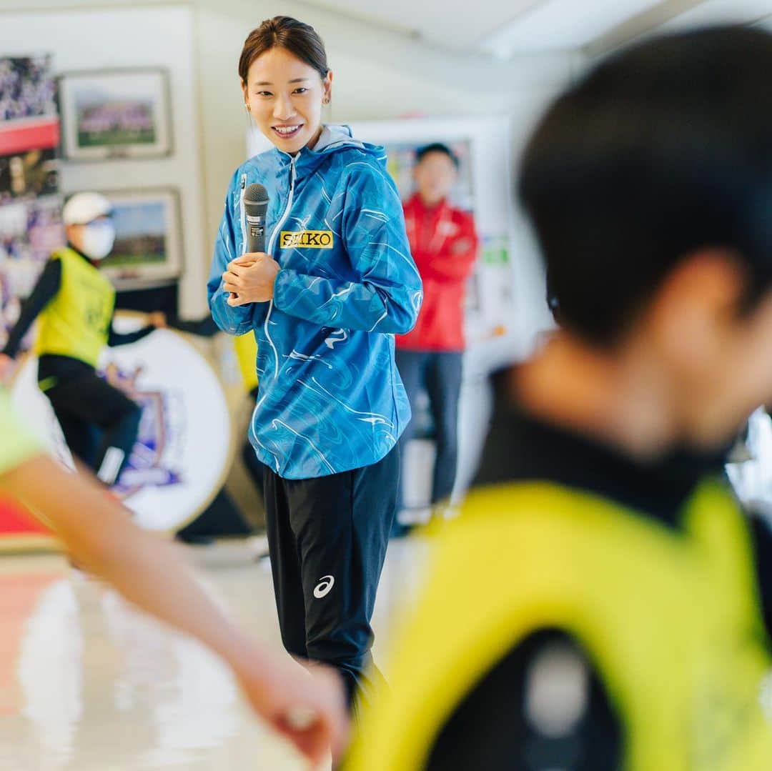セイコースポーツさんのインスタグラム写真 - (セイコースポーツInstagram)「【 #福島千里 さん🏃‍♀️】 先日 #Seiko がオフィシャルタイマーをつとめた織田幹雄記念国際陸上競技大会にて、セイコーわくわくスポーツ教室が開催されました‼️ 講師はセイコースマイルアンバサダーの #福島千里 さんです✨  雨天の為屋内開催となりましたが、参加者の皆さんと元気良く体を動かしました😊  photo by落合直哉.PHOTO KISHIMOTO  #trackandfield #athletics #陸上選手 #短距離 #スポーツ #sport #アスリート #athlete  #セイコー #teamseiko」5月10日 19時33分 - seiko_sports