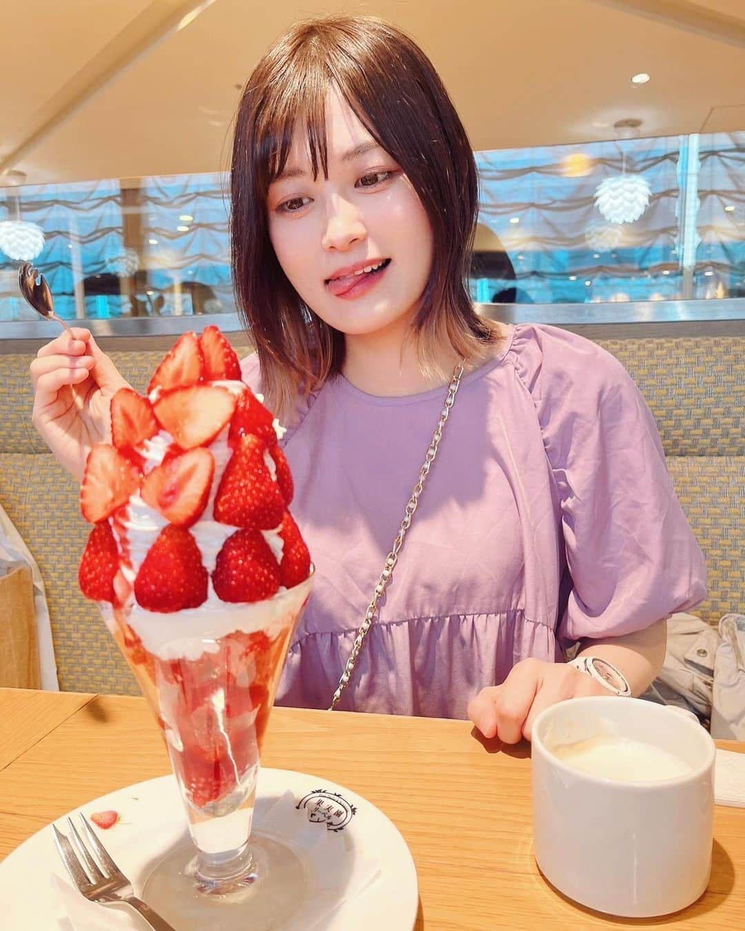 福島蘭世さんのインスタグラム写真 - (福島蘭世Instagram)「✨️🍓🍨  大きなイチゴパフェ♡♡♡  食べても食べても苺🍓の大満足パフェでした🥰  #果実園リーベル #🍓 #いちごパフェ  #苺スイーツ #strawberry #フルーツパフェ  #いちごスイーツ #果実園  #ズコットケーキ  #zuccotto #zuccottocake  #１日１蘭世  #japanesegirl  #japan #東京カフェ #スイーツ女子 #sweets #スイーツ #tokyocafe」5月10日 19時33分 - ranze_fukushima