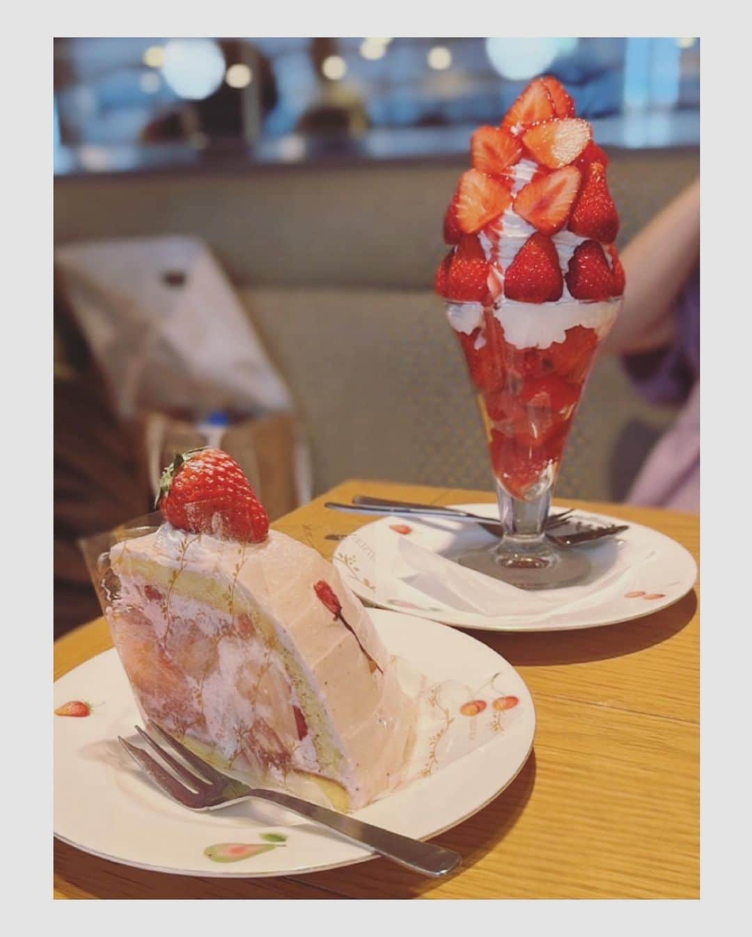 福島蘭世さんのインスタグラム写真 - (福島蘭世Instagram)「✨️🍓🍨  大きなイチゴパフェ♡♡♡  食べても食べても苺🍓の大満足パフェでした🥰  #果実園リーベル #🍓 #いちごパフェ  #苺スイーツ #strawberry #フルーツパフェ  #いちごスイーツ #果実園  #ズコットケーキ  #zuccotto #zuccottocake  #１日１蘭世  #japanesegirl  #japan #東京カフェ #スイーツ女子 #sweets #スイーツ #tokyocafe」5月10日 19時33分 - ranze_fukushima